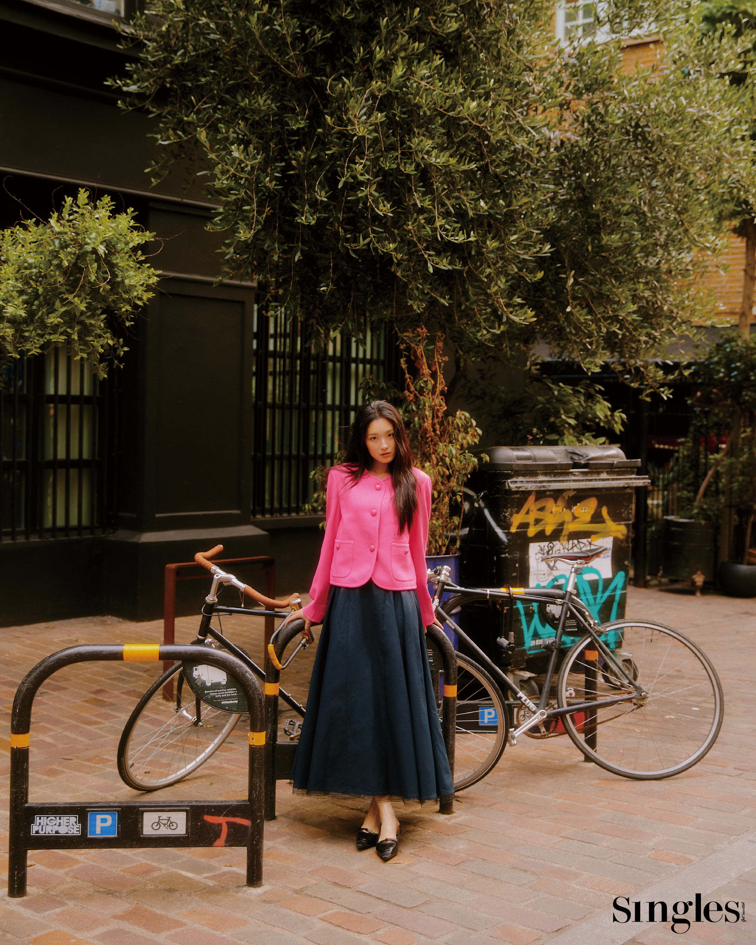 배우 김혜윤의 싱글즈 8월 호 화보 이미지, 김혜윤이 착용한 제품은 드레스 비뮈에트, 스니커즈 MLB. 선재업고튀어 김혜윤, 임솔, 김혜윤, 변우석, 