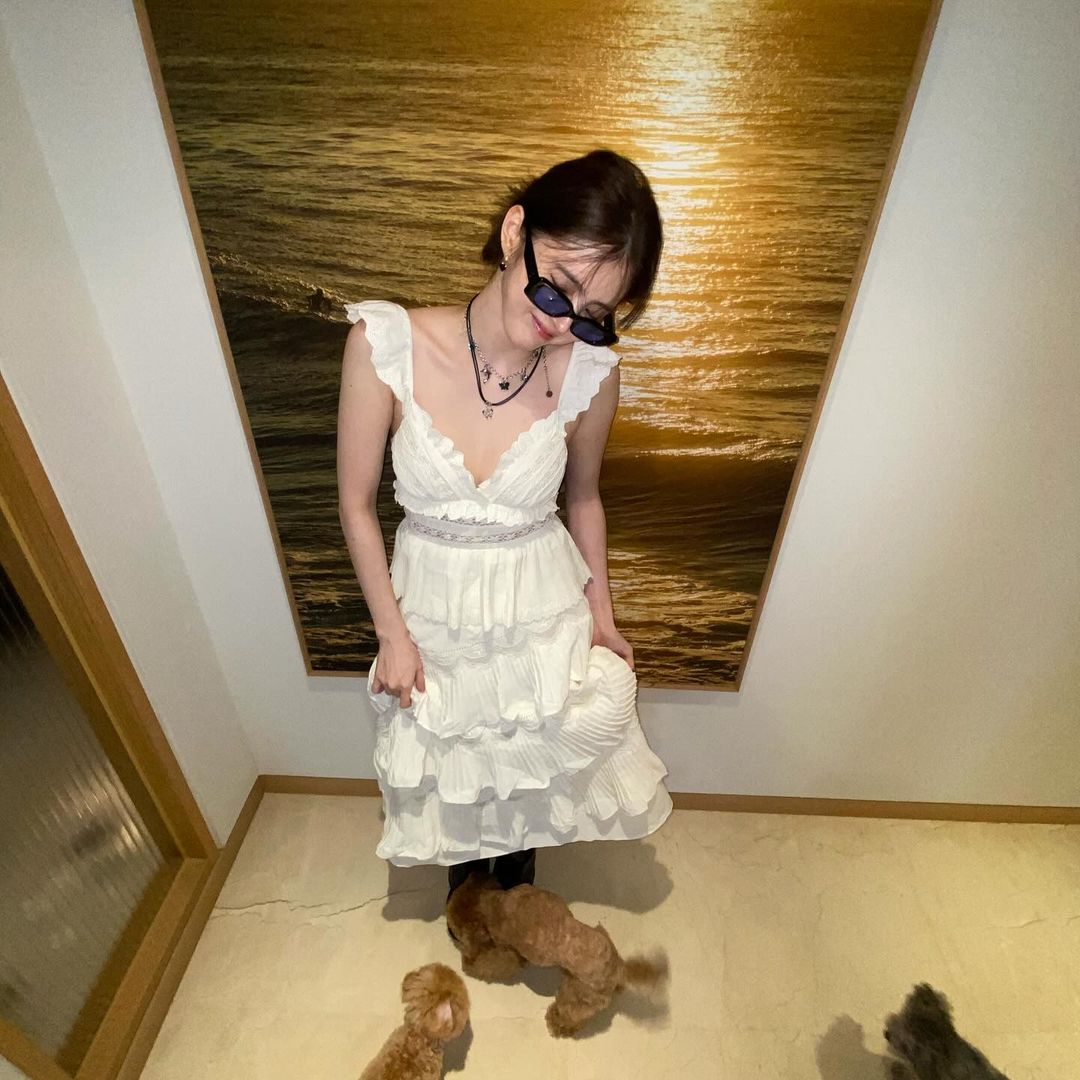 배우 한소희의 화이트 슬리브리스 원피스 스타