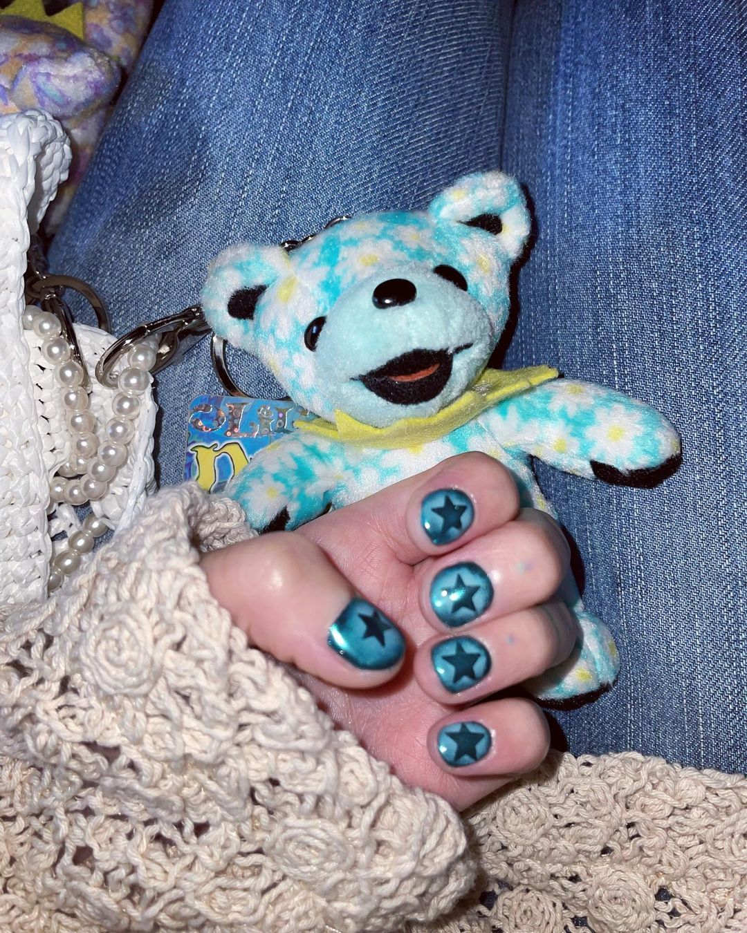 현아의 '별이 다섯 개' 네일