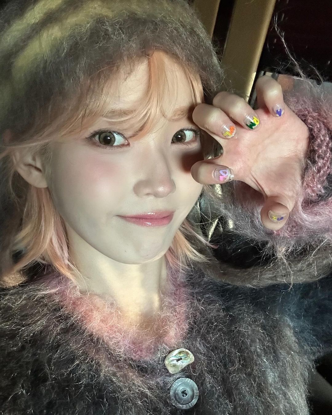 아이유의 레터링 네일