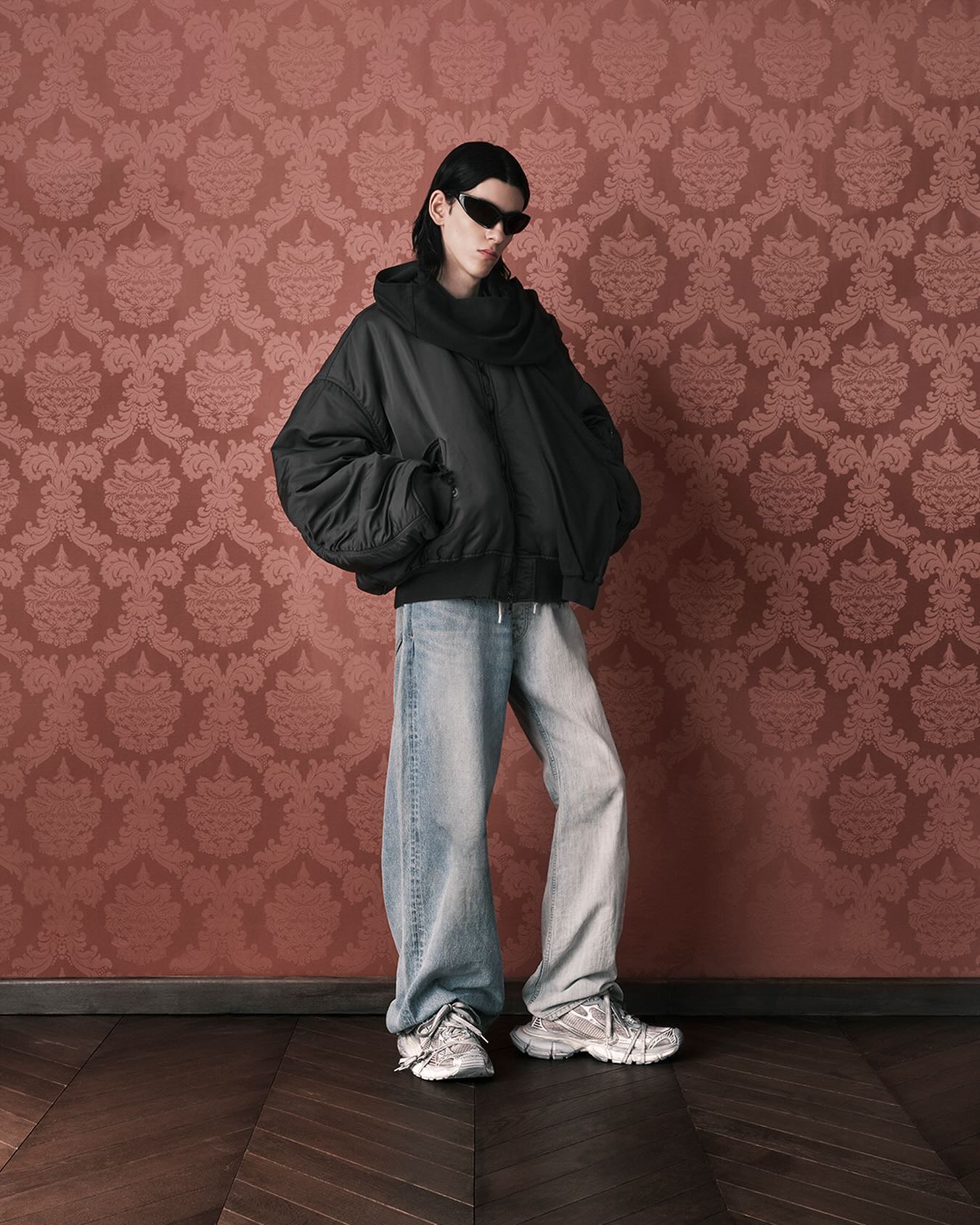 발렌시아가(Balenciaga)의 3XL 스니커즈 캠페인이 공개됐다. 