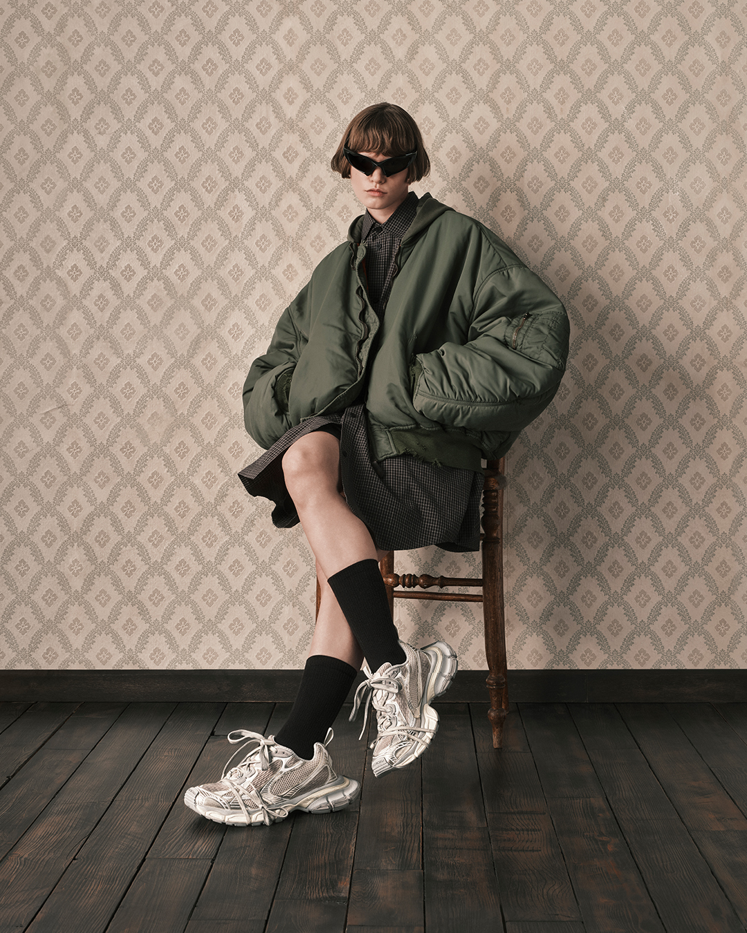 발렌시아가(Balenciaga)의 3XL 스니커즈 캠페인이 공개됐다. 