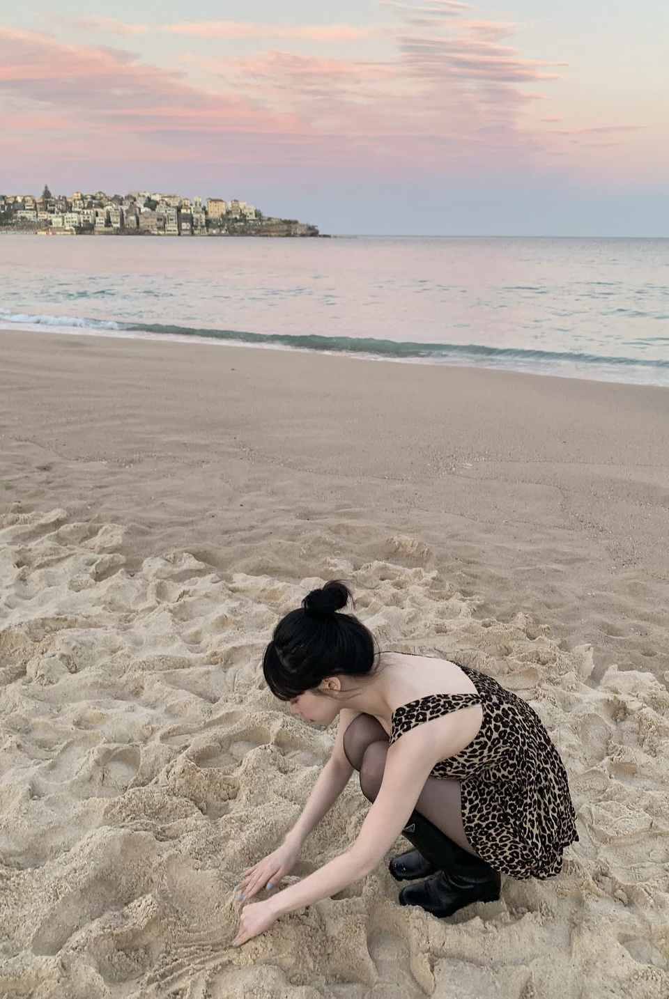 호피무늬 드레스를 입은 에스파 카리나