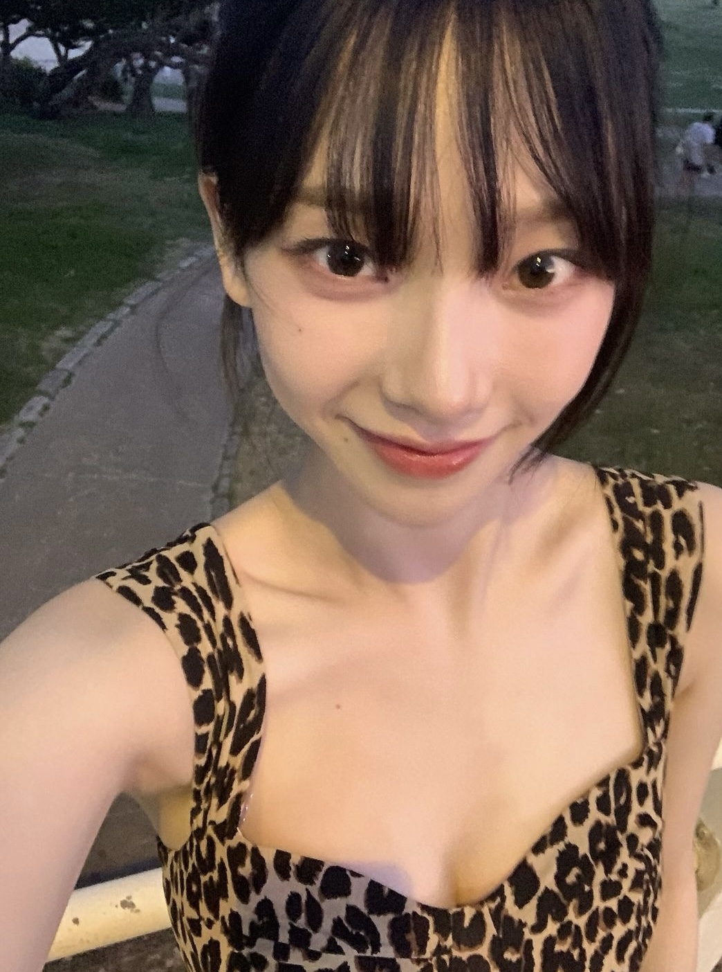 호피무늬 드레스를 입은 에스파 카리나