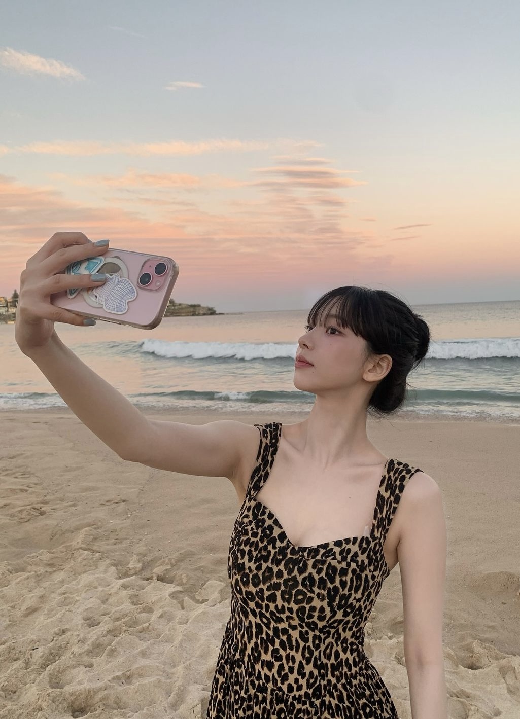 호피무늬 드레스를 입은 에스파 카리나