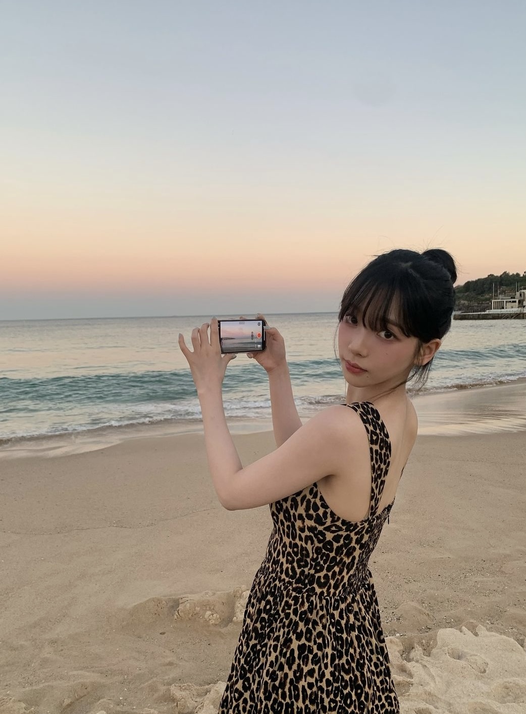 호피무늬 드레스를 입은 에스파 카리나