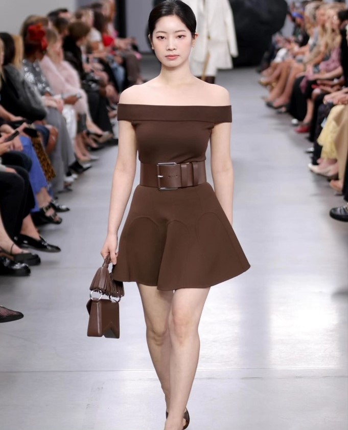 마이클 코어스 2025 S/S 컬렉션에 모습을 드러낸 트와이스 다현.