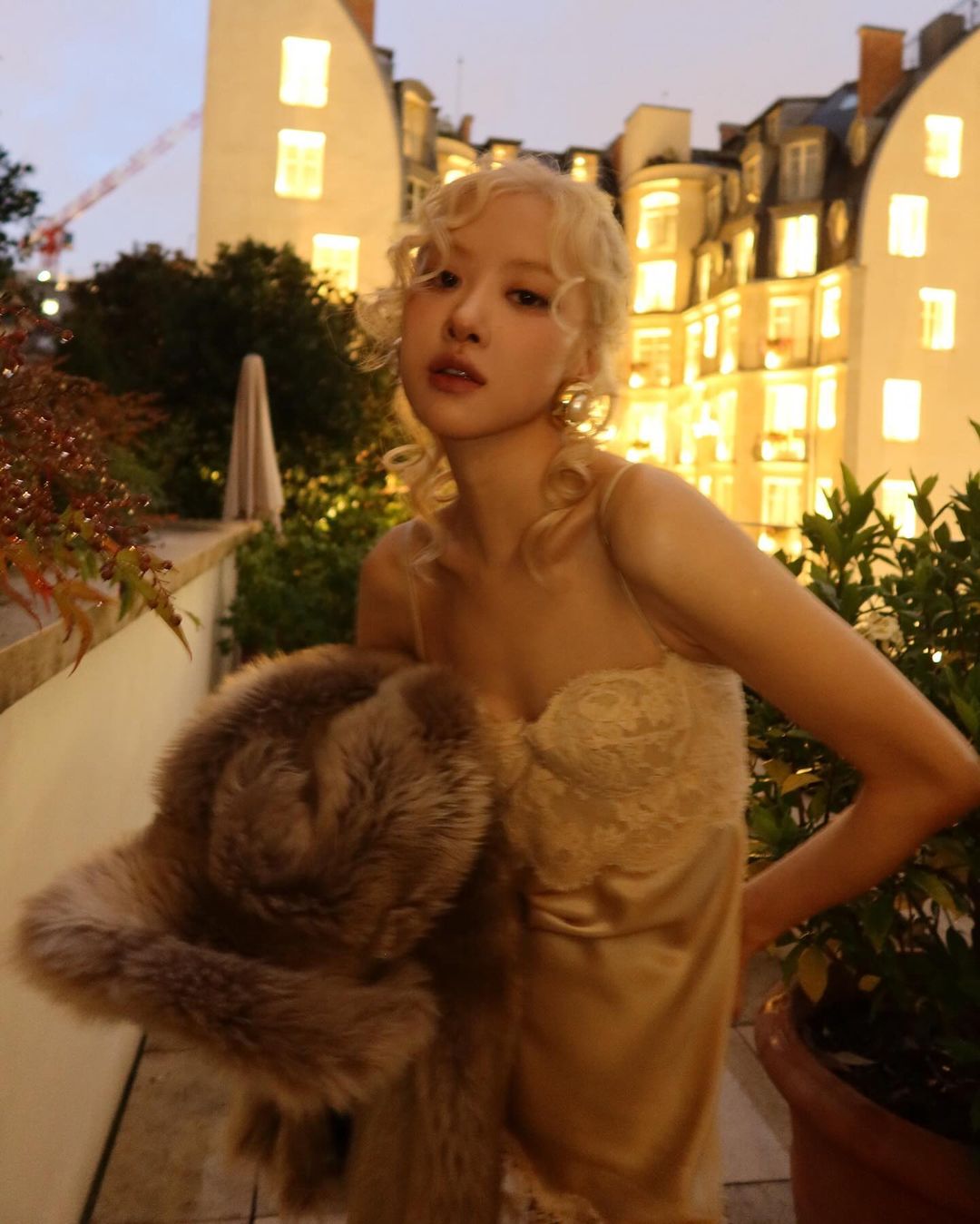 2025 S/S 파리 패션위크 생로랑 쇼 참석한 블랙핑크 로제