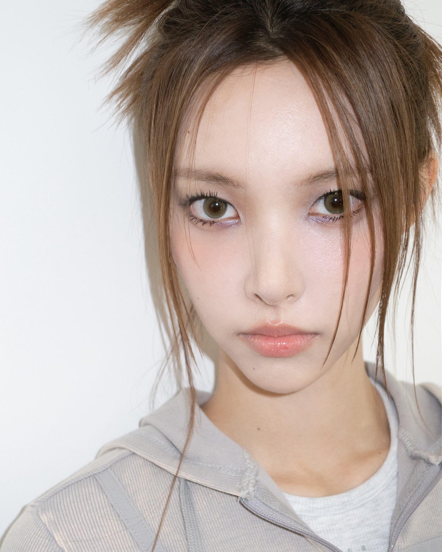  ‘I’LL LIKE YOU’로 컴백을 앞둔 아일릿! 모카, 윤아, 민주, 이로하, 원희의 달콤쌉쌀한 가을 스모키 메이크업을 분석했다. 