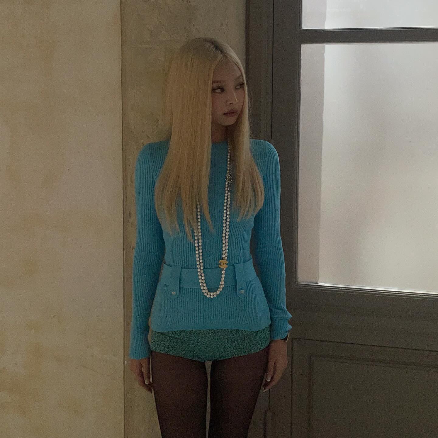 2025 S/S 샤넬 쇼에 참석한 제니의 금발