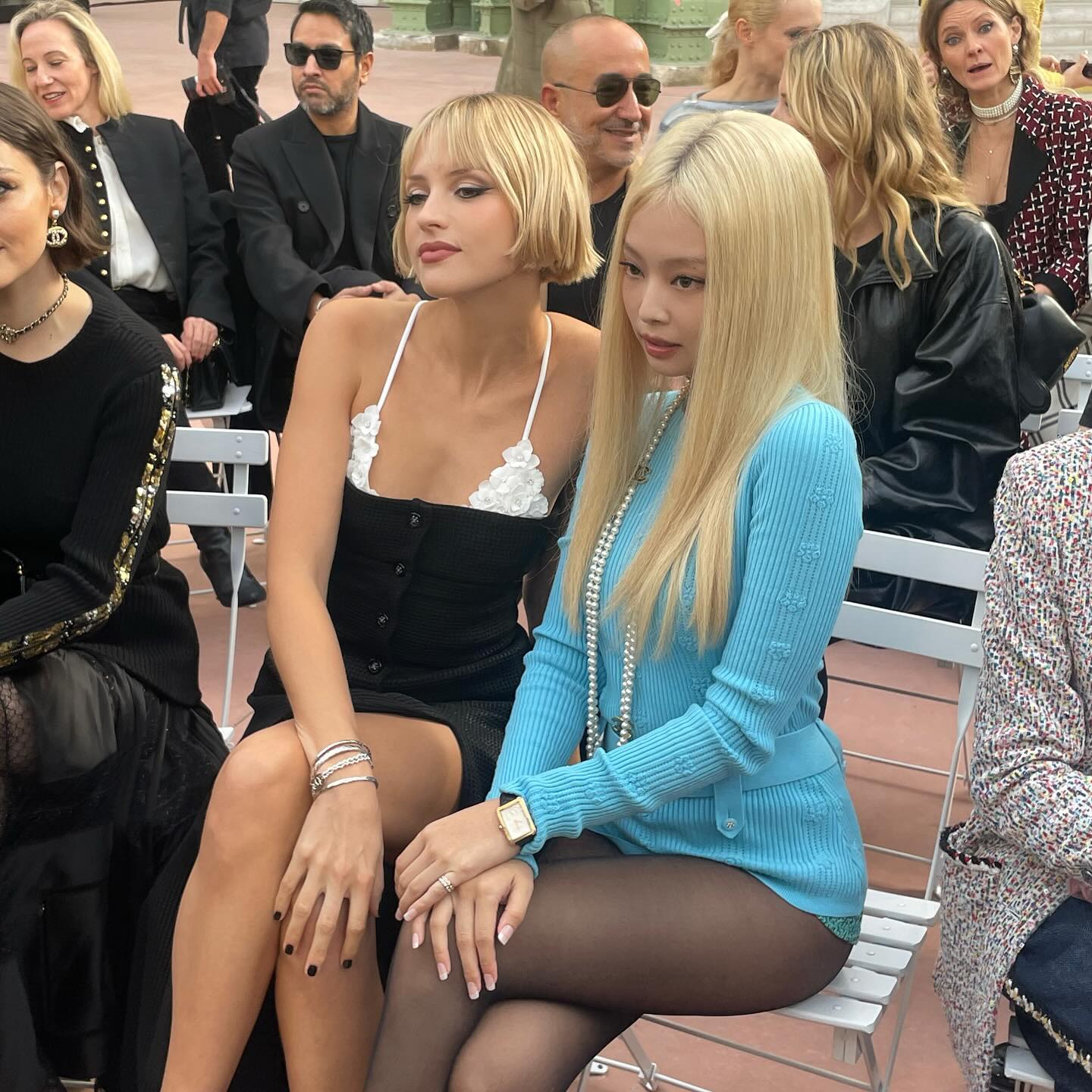 2025 S/S 샤넬 쇼에 참석한 제니의 금발