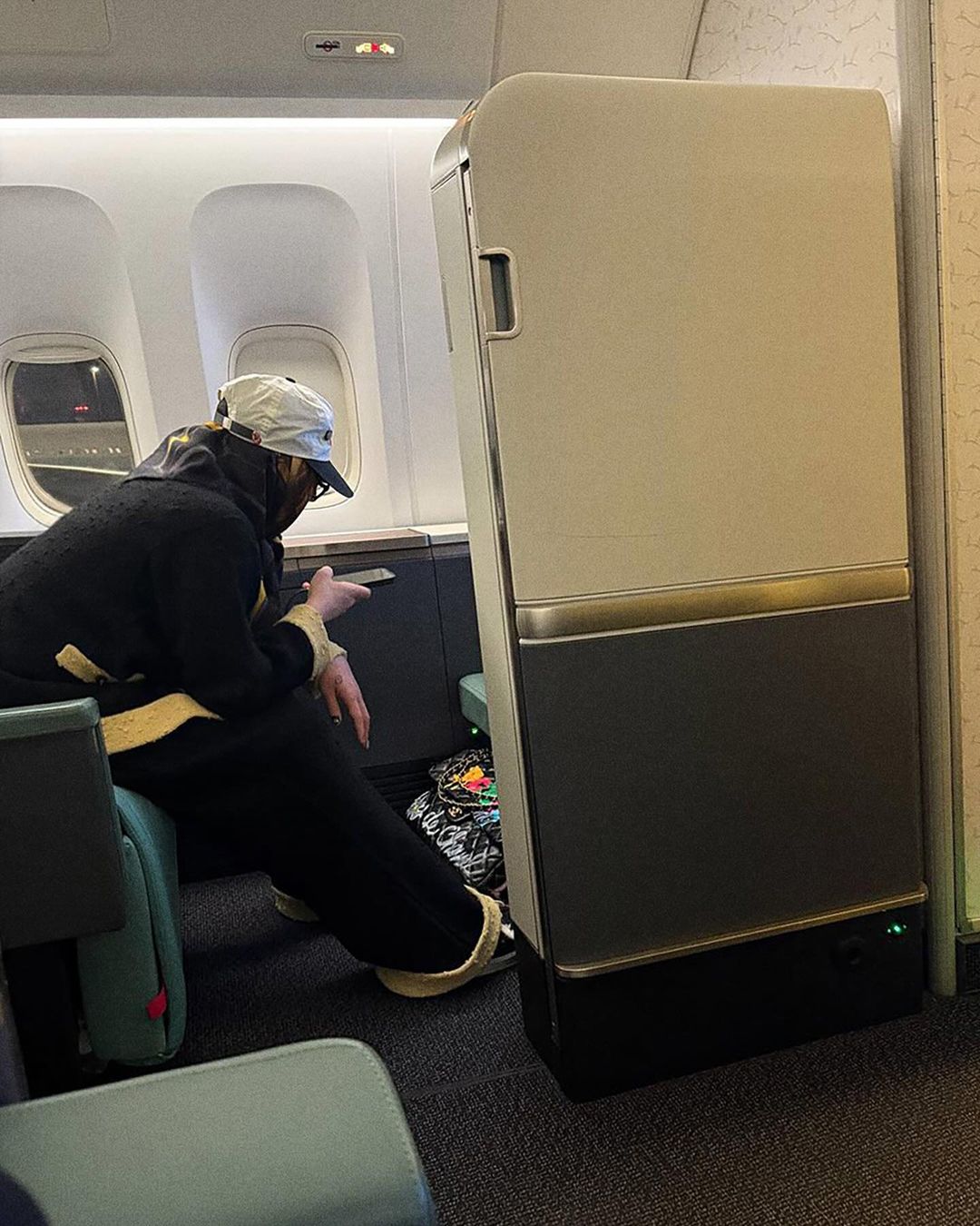 지드래곤 샤넬백 공항 패션