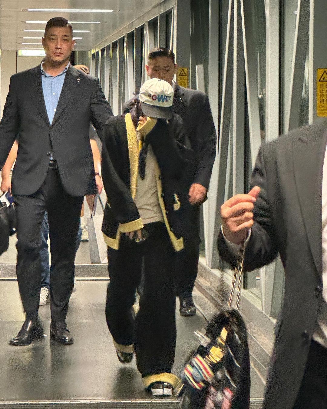 지드래곤 샤넬백 공항 패션