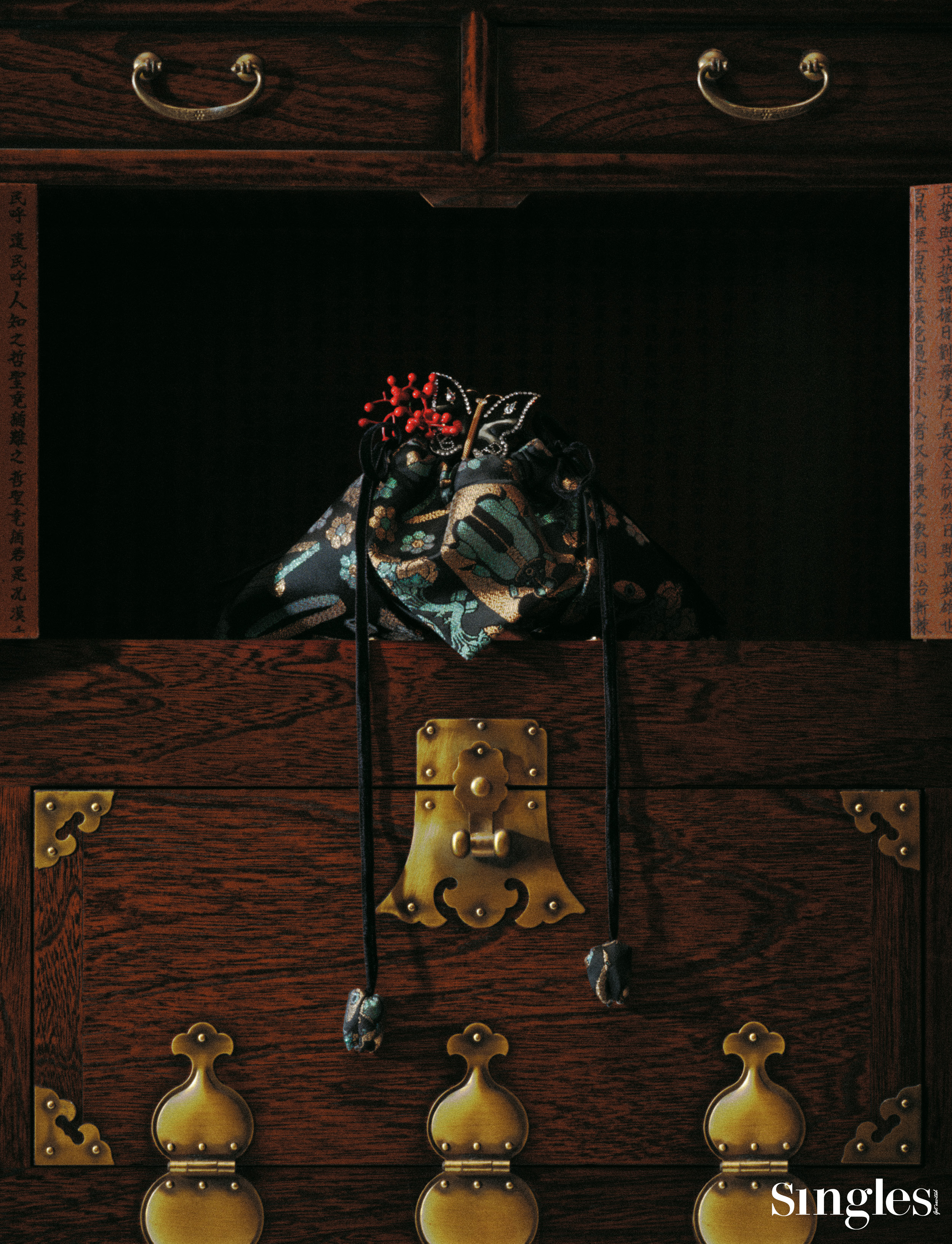 패션, 패션 화보, 싱글즈 패션 화보, 복주머니 백, 민주킴, 발렌티노 가라바니