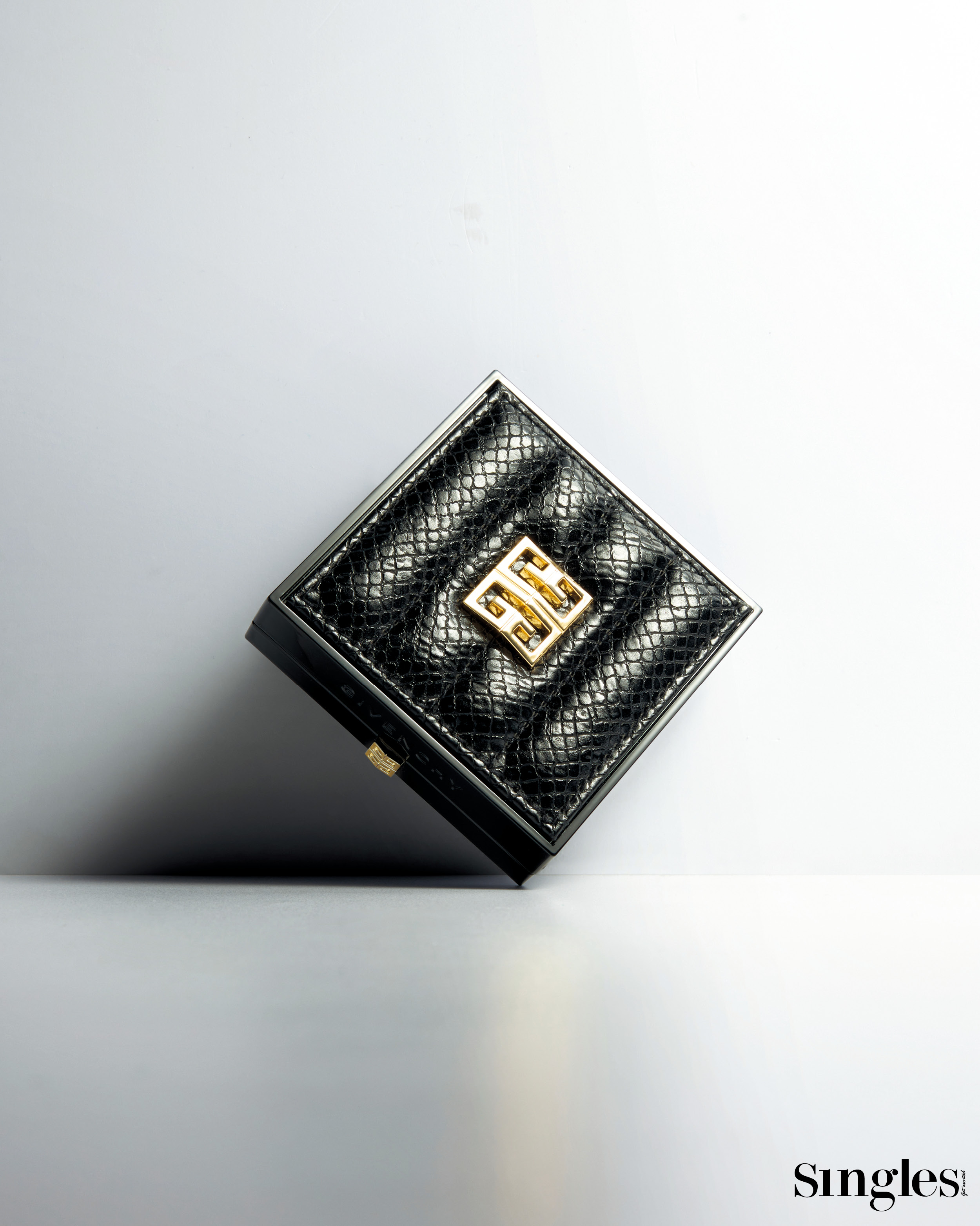 지방시 뷰티 2025 꾸뛰르 캡슐 컬렉션 프리즘 리브르 스킨-케어링 글로우 쿠션 C105