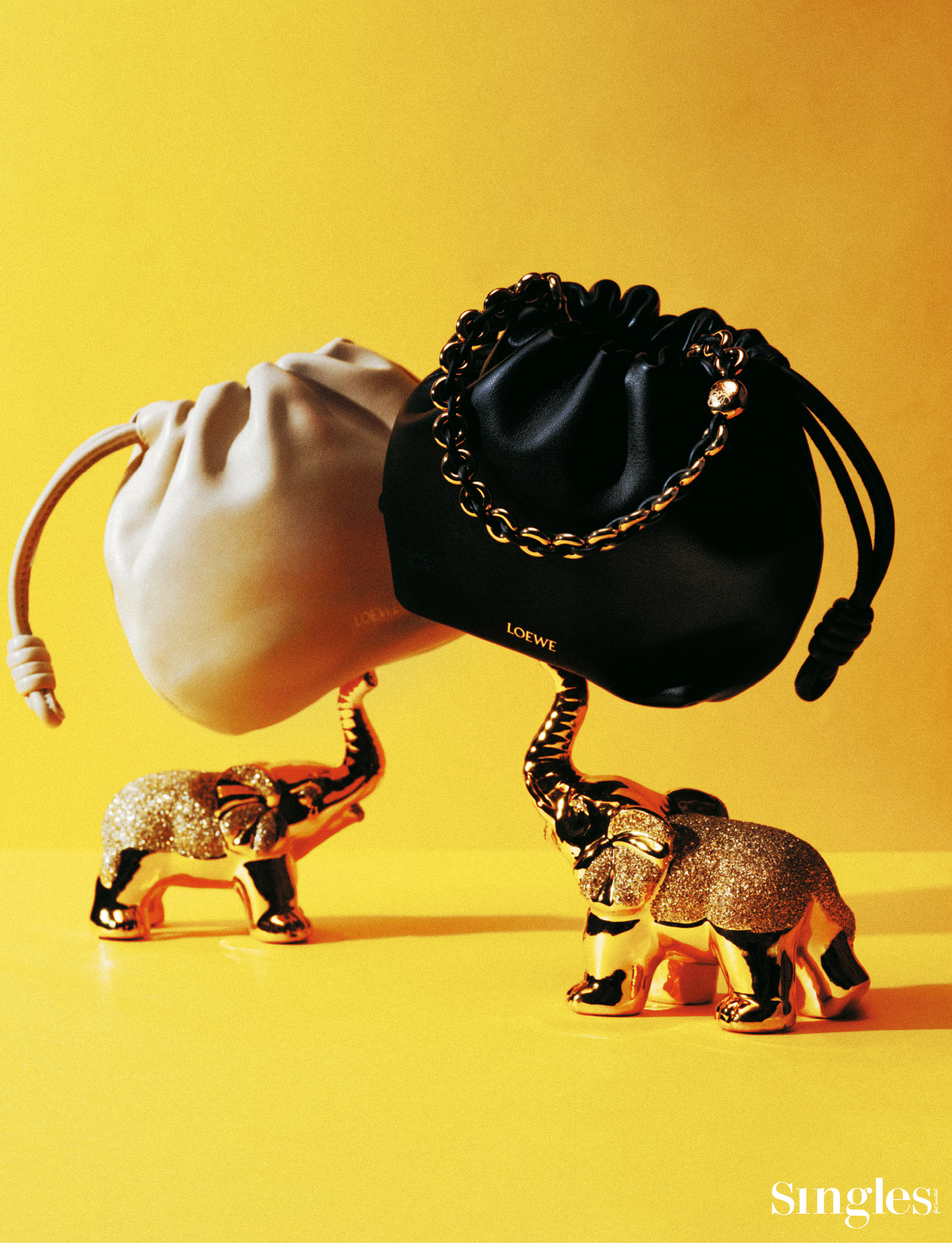 패션, 패션 화보, 싱글즈 패션 화보, 복주머니 백, 로에베