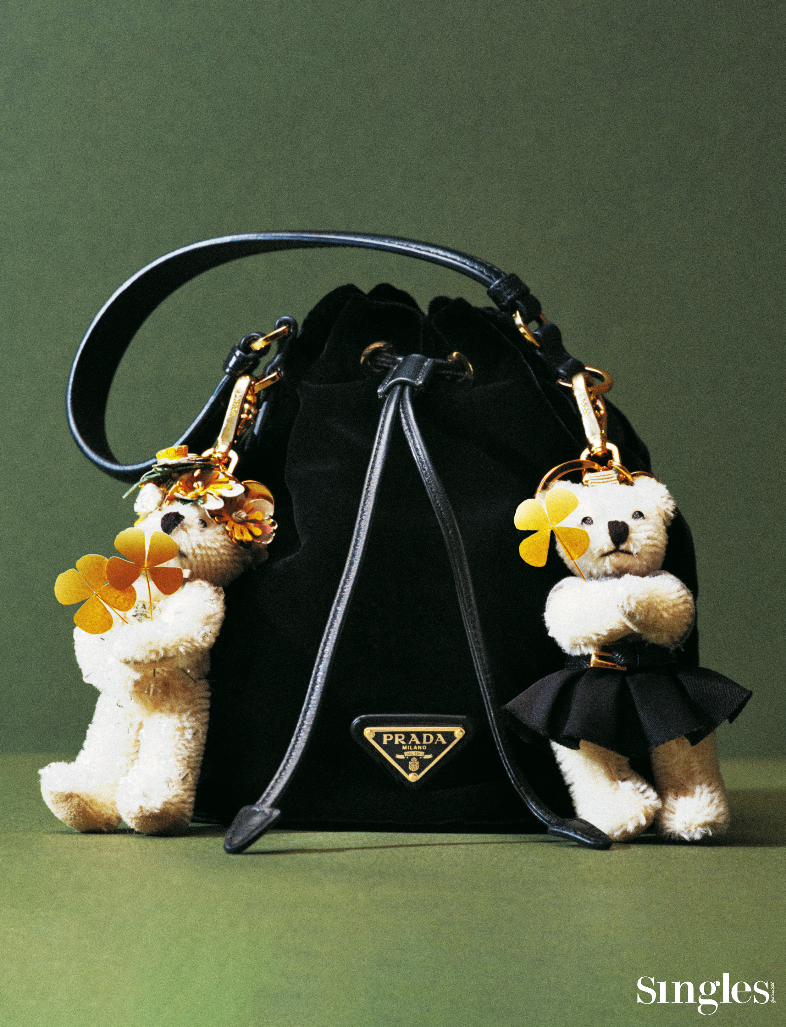 패션, 패션 화보, 싱글즈 패션 화보, 복주머니 백, 백 참, 프라다