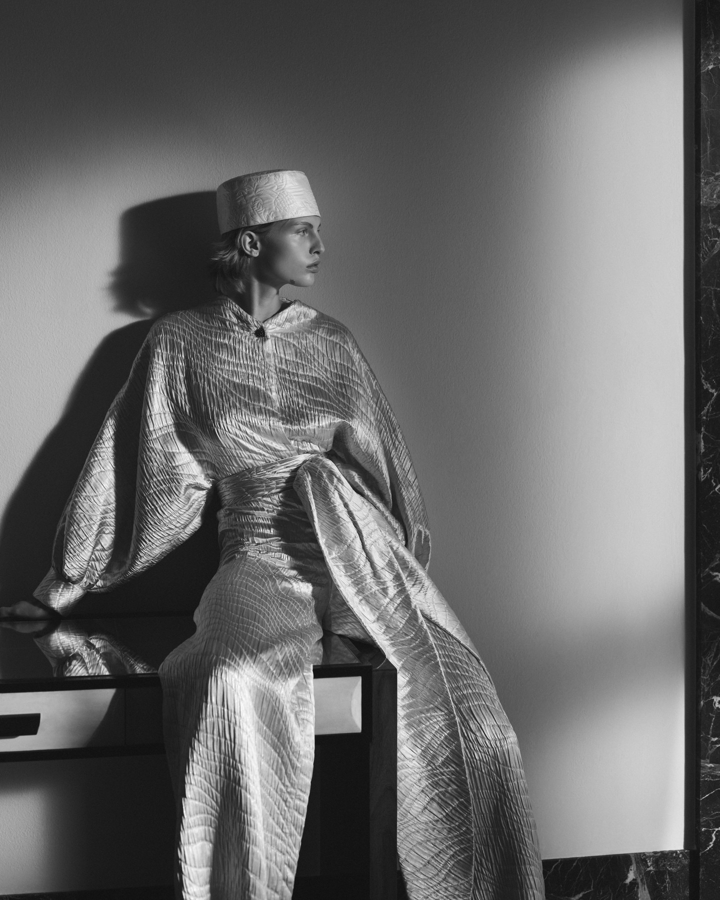 로로피아나가 상하이 푸둥 미술관에서 메종의 100주년을 기념하는 첫 전시회를 연다.