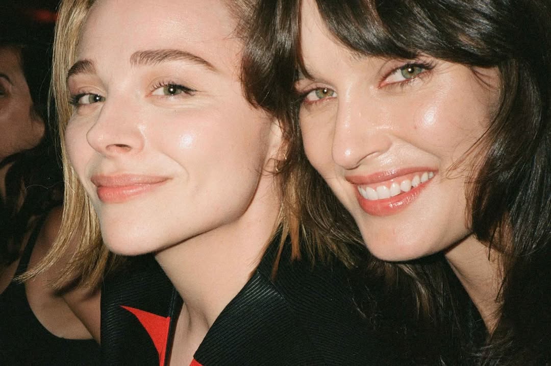 클로이 모레츠와 케이트 해리슨 약혼