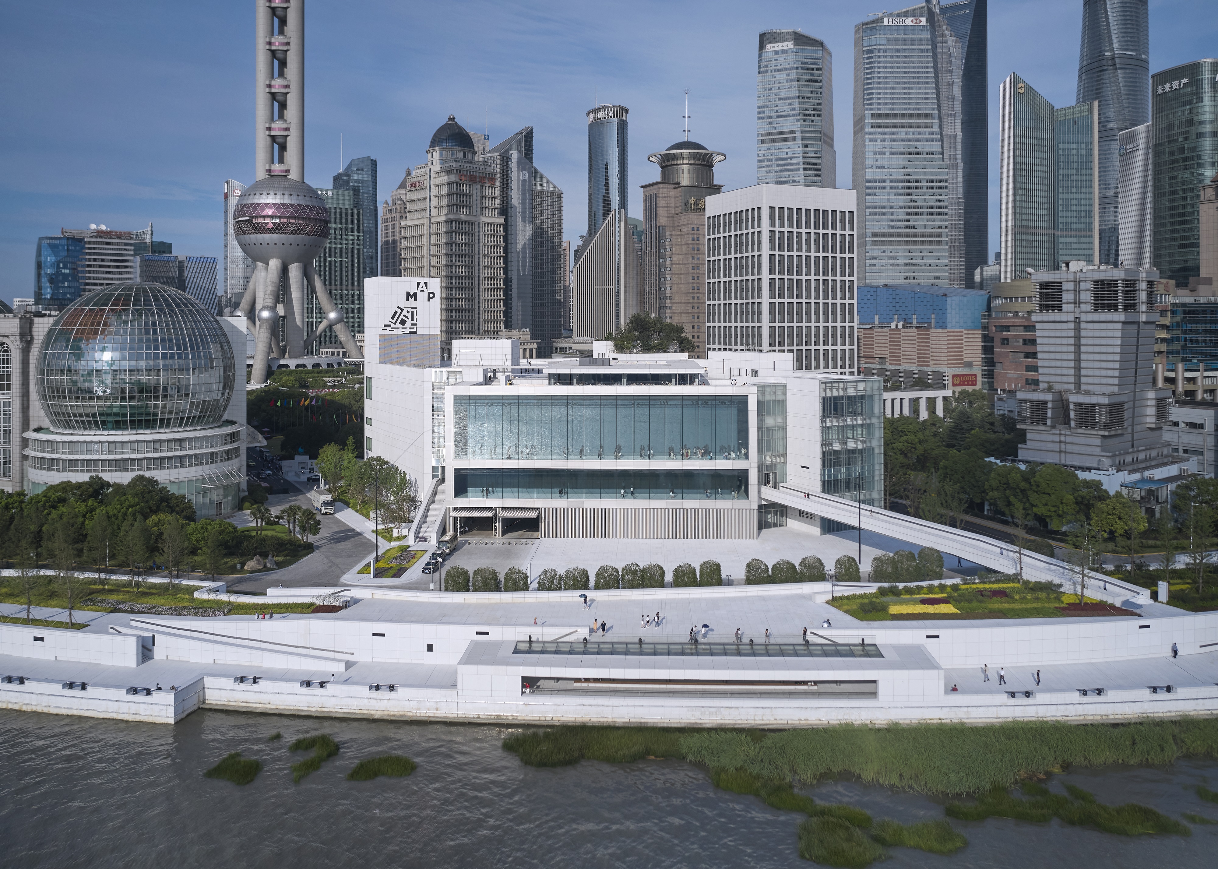 로로피아나가 상하이 푸둥 미술관에서 메종의 100주년을 기념하는 첫 전시회를 연다.