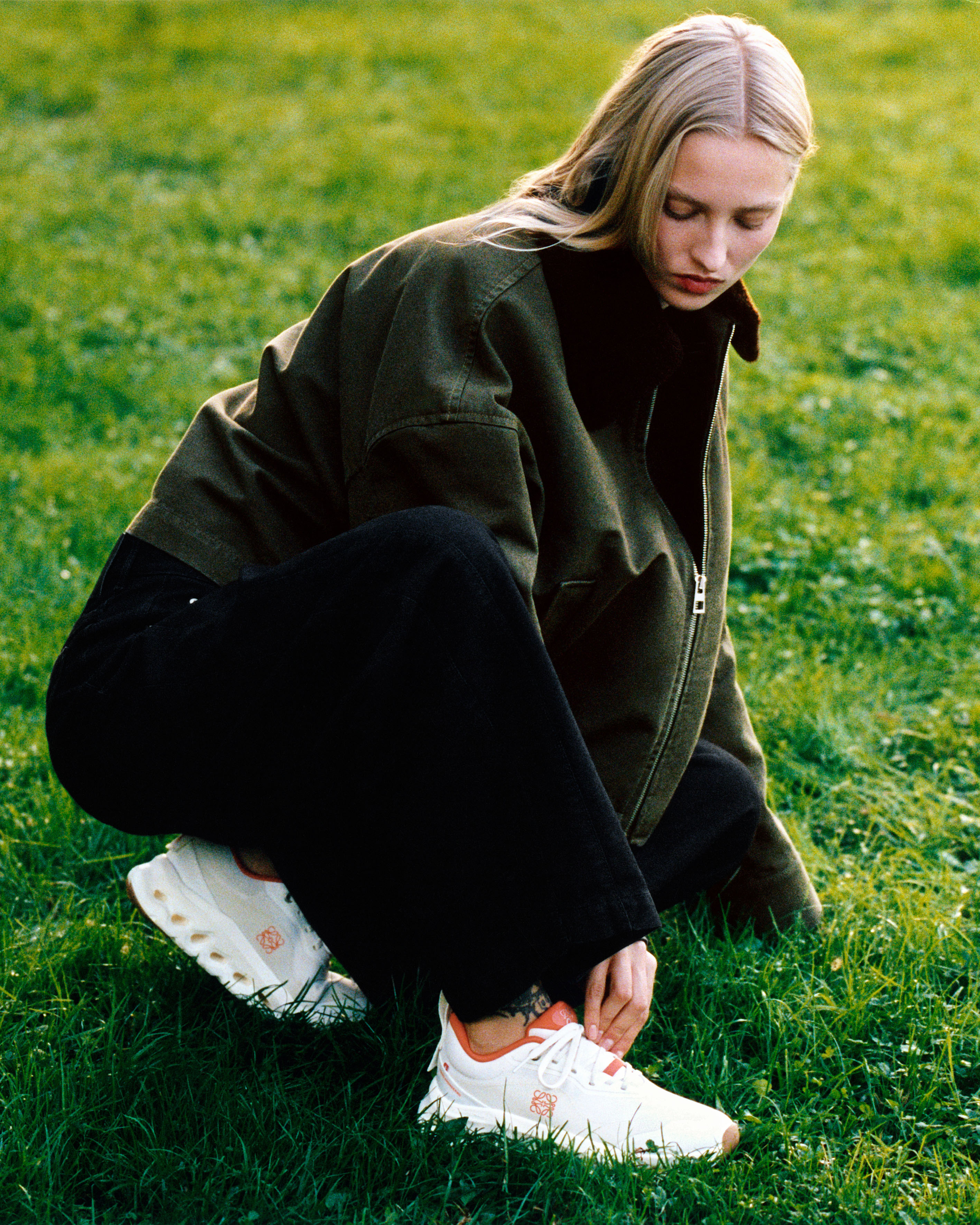 로에베와 온이 협업한 클라우드틸트 2.0 스니커즈