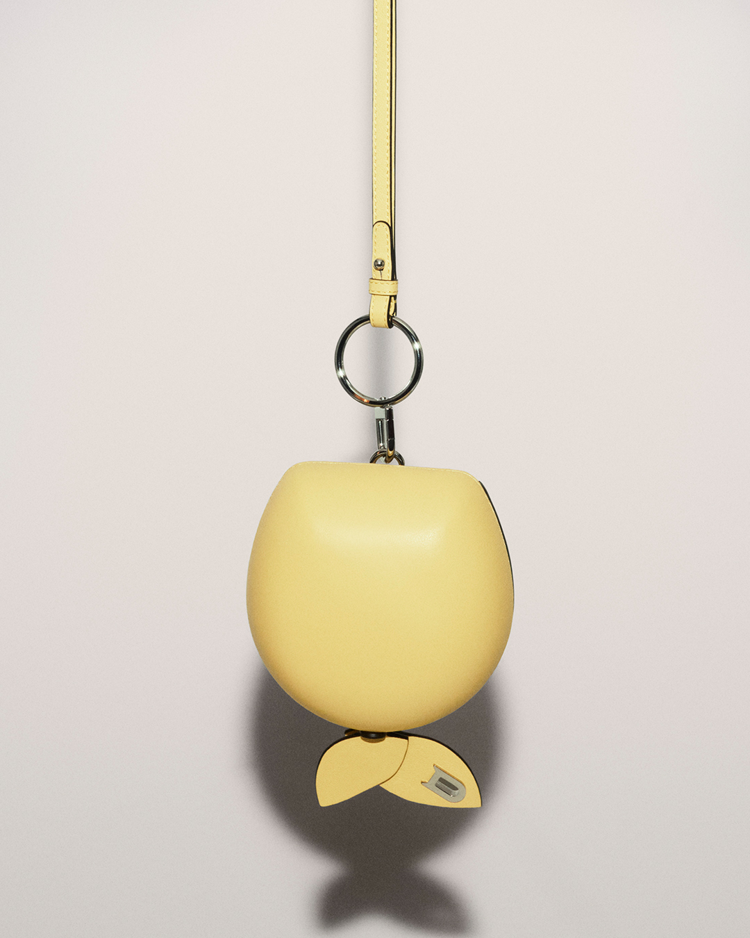 벨기에의 고급 가죽 브랜드 델보가 초현실주의 100주년을 기념한 ‘SUR:REAL 컬렉션’을 출시했다. 