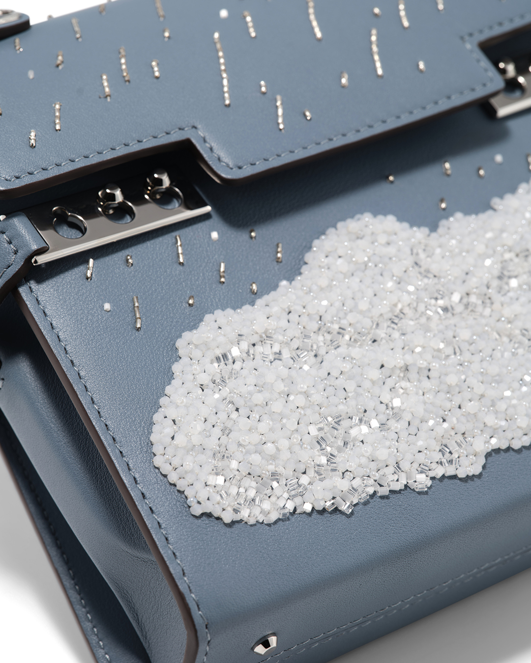 벨기에의 고급 가죽 브랜드 델보가 초현실주의 100주년을 기념한 ‘SUR:REAL 컬렉션’을 출시했다. 