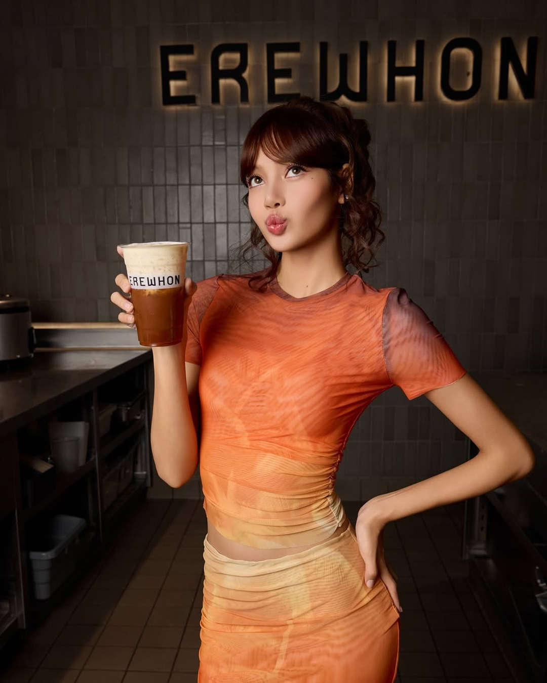 에레혼이 리사와 협업한 차이 티 플레이버의 스무디 출시