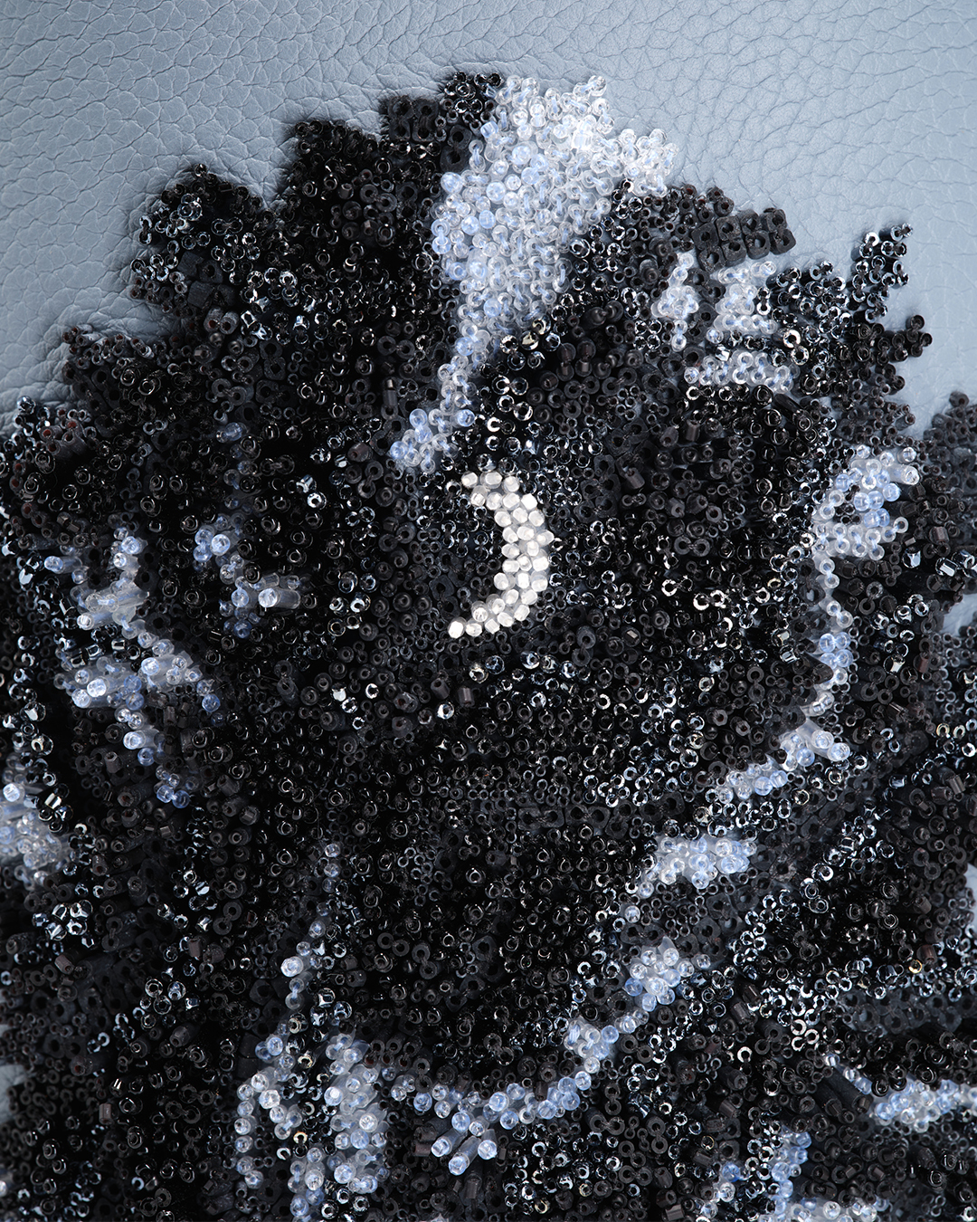 벨기에의 고급 가죽 브랜드 델보가 초현실주의 100주년을 기념한 ‘SUR:REAL 컬렉션’을 출시했다. 