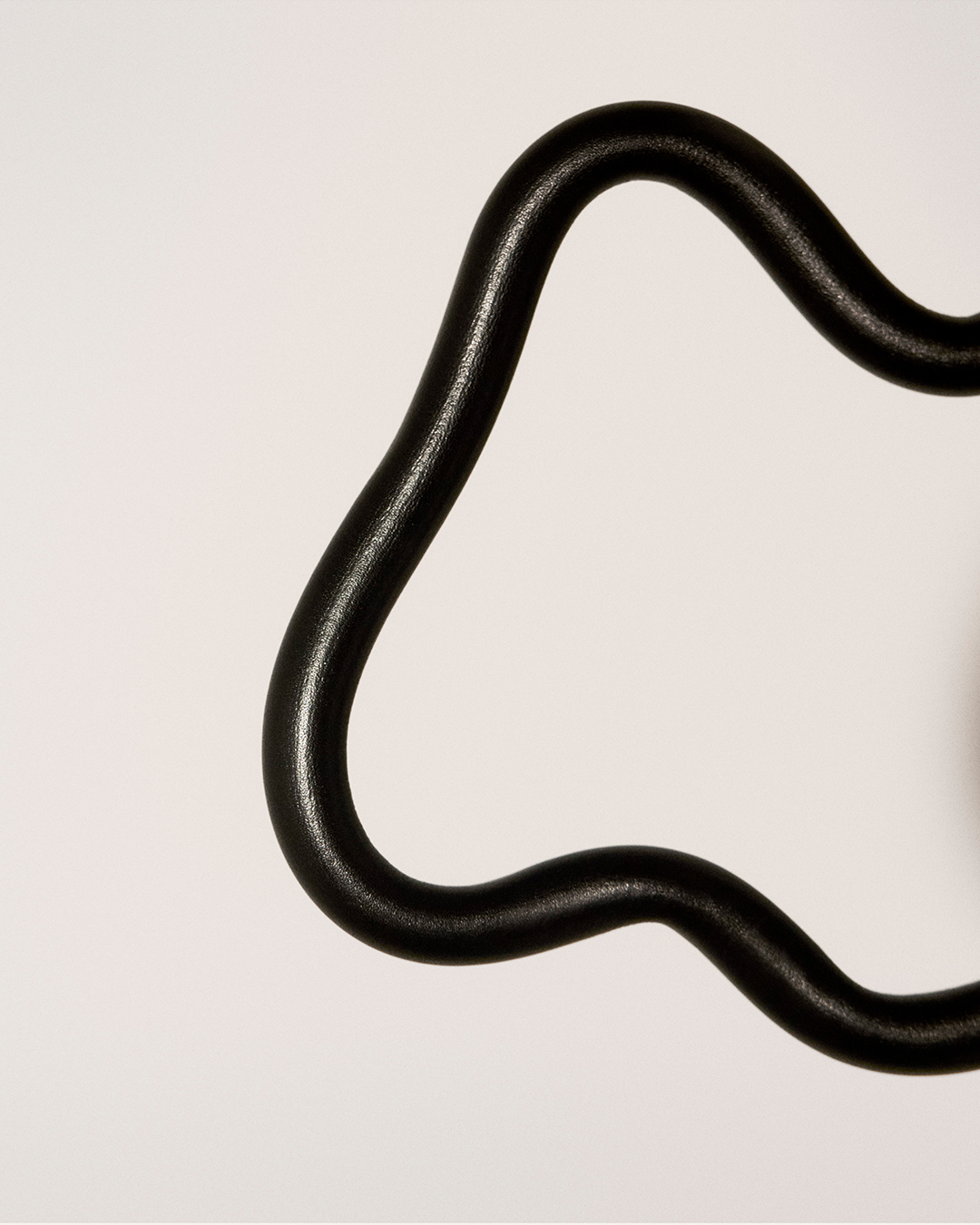 벨기에의 고급 가죽 브랜드 델보가 초현실주의 100주년을 기념한 ‘SUR:REAL 컬렉션’을 출시했다. 