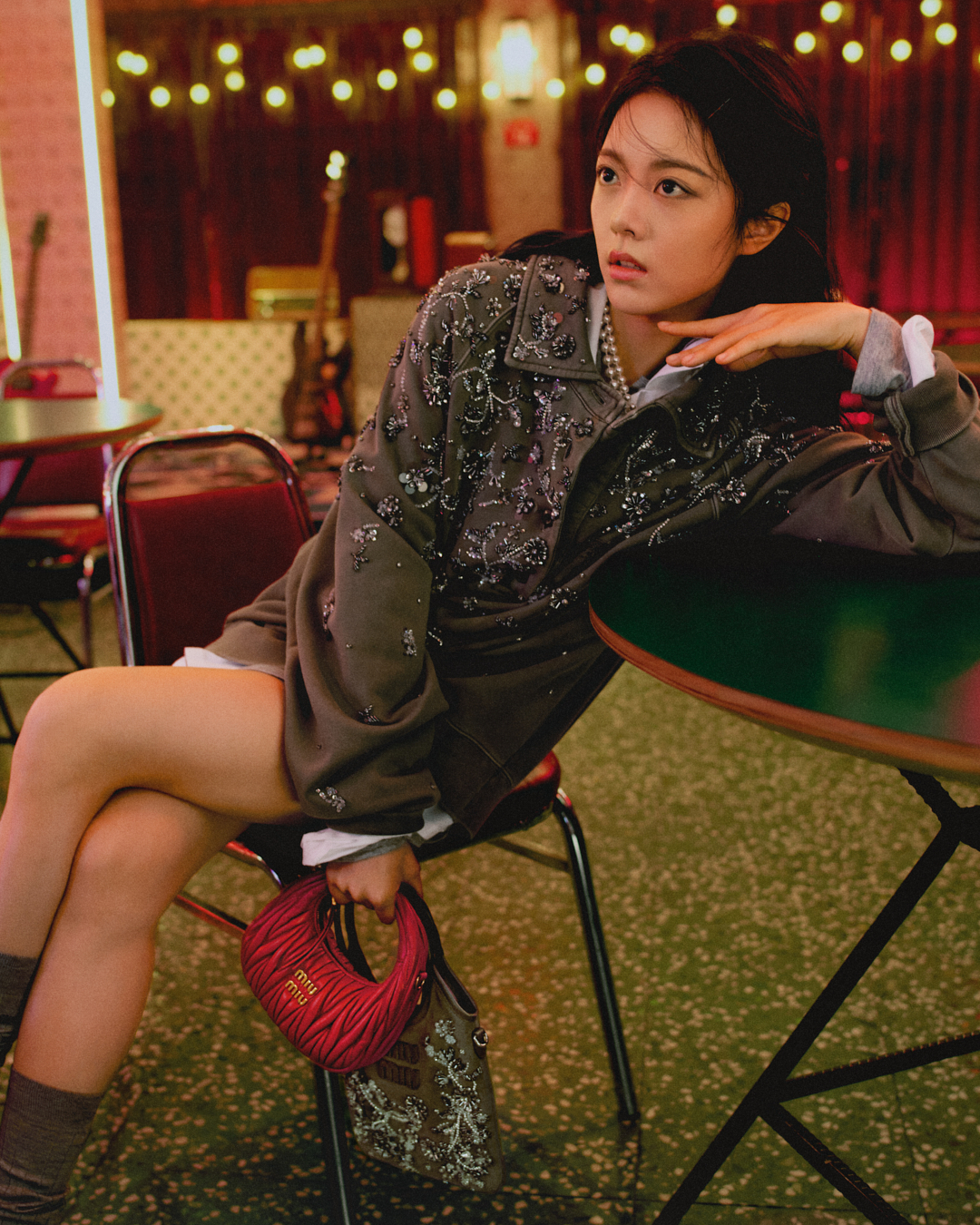 미우미우가 2025년 새해를 맞아 단편 영화 <The Encounter>를 공개했다.