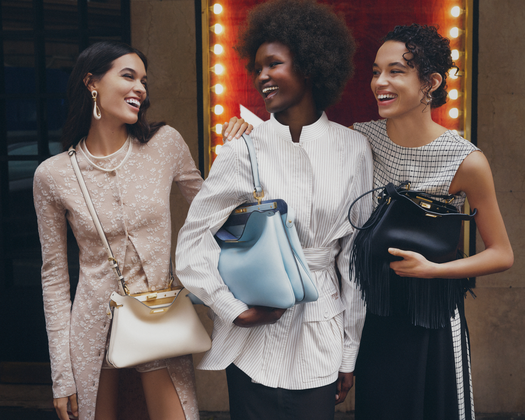 펜디가 피카부 소프트 백의 스몰 사이즈 버전을 선보인다.