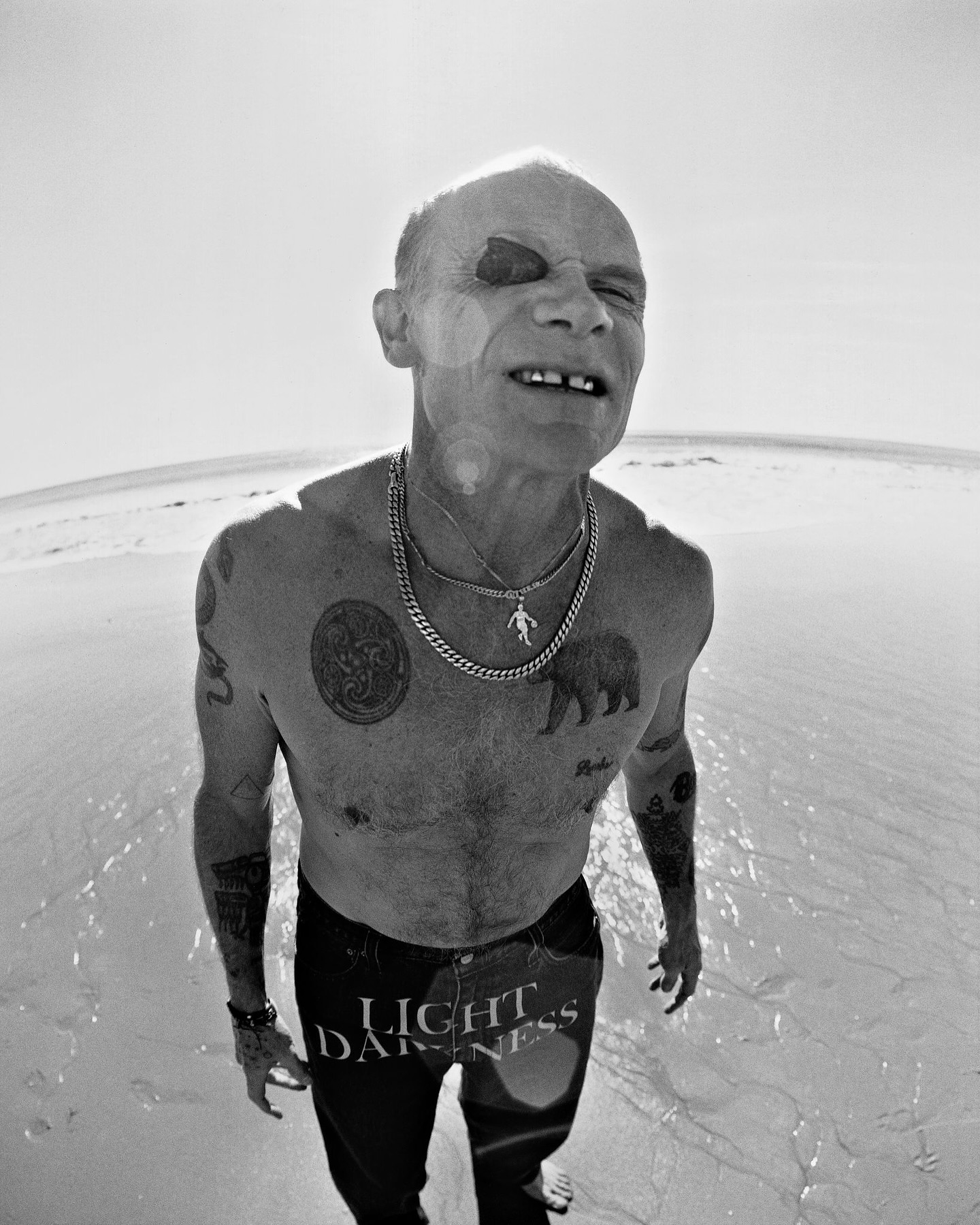 언더커버와 리바이스가 새로운 협업 컬렉션을 공개했다. 이번 협업은 언더커버의 35주년을 기념해 1990년대와 2000년대 언더커버의 아이코닉한 디자인을 재조명한다. 