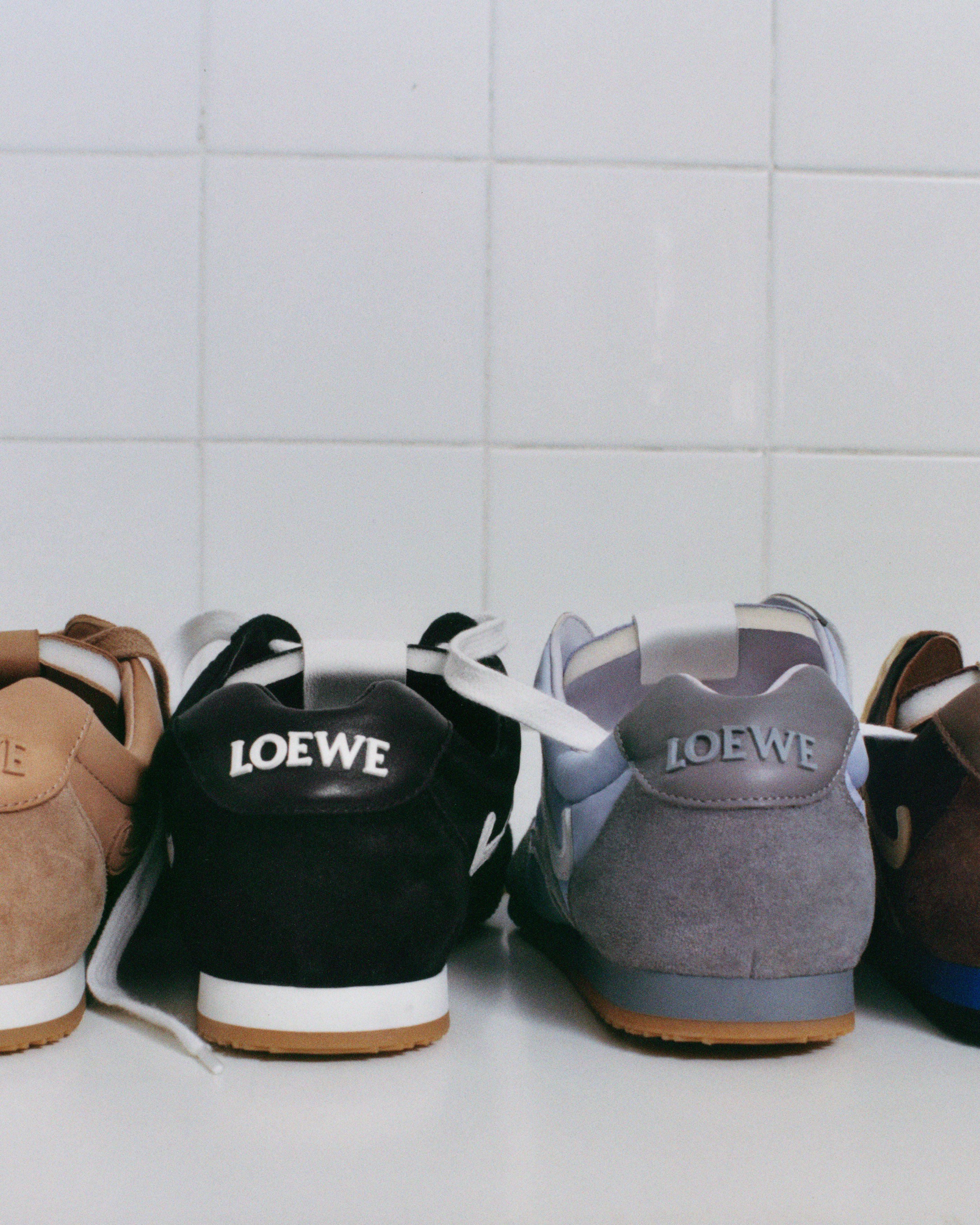 로에베가 발레 감성을 담은 ‘발레 러너 2.0’ 스니커즈 컬렉션을 선보인다. 