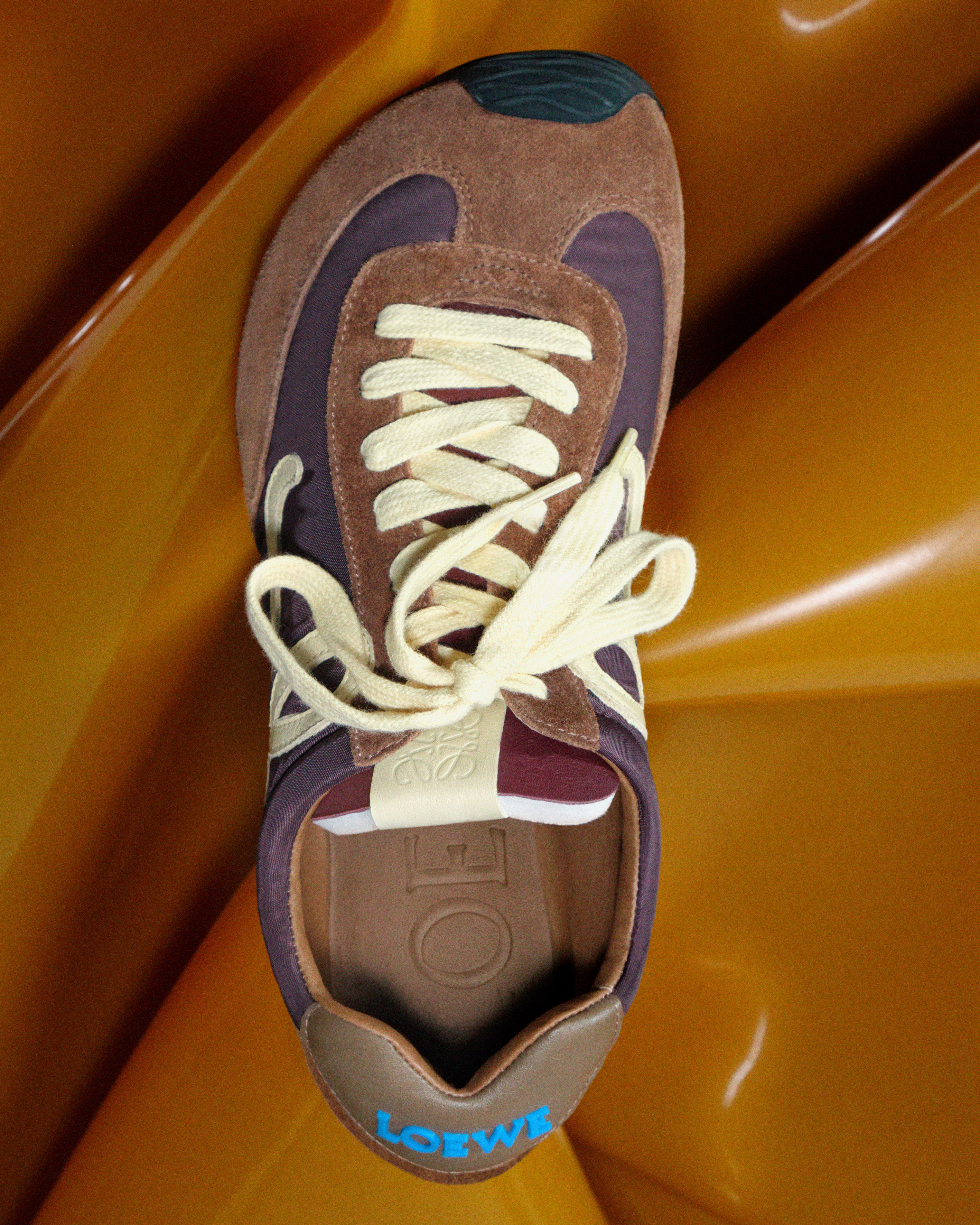 로에베가 발레 감성을 담은 ‘발레 러너 2.0’ 스니커즈 컬렉션을 선보인다. 