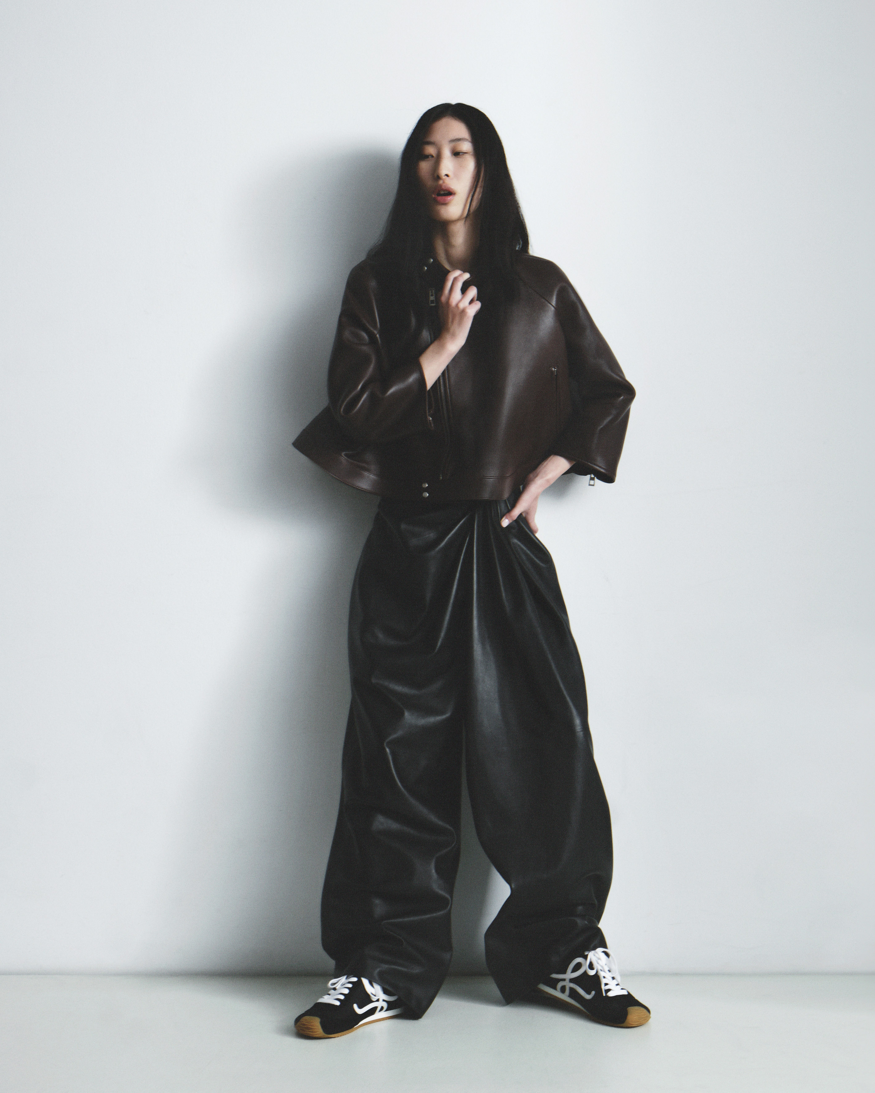 로에베가 발레 감성을 담은 ‘발레 러너 2.0’ 스니커즈 컬렉션을 선보인다. 