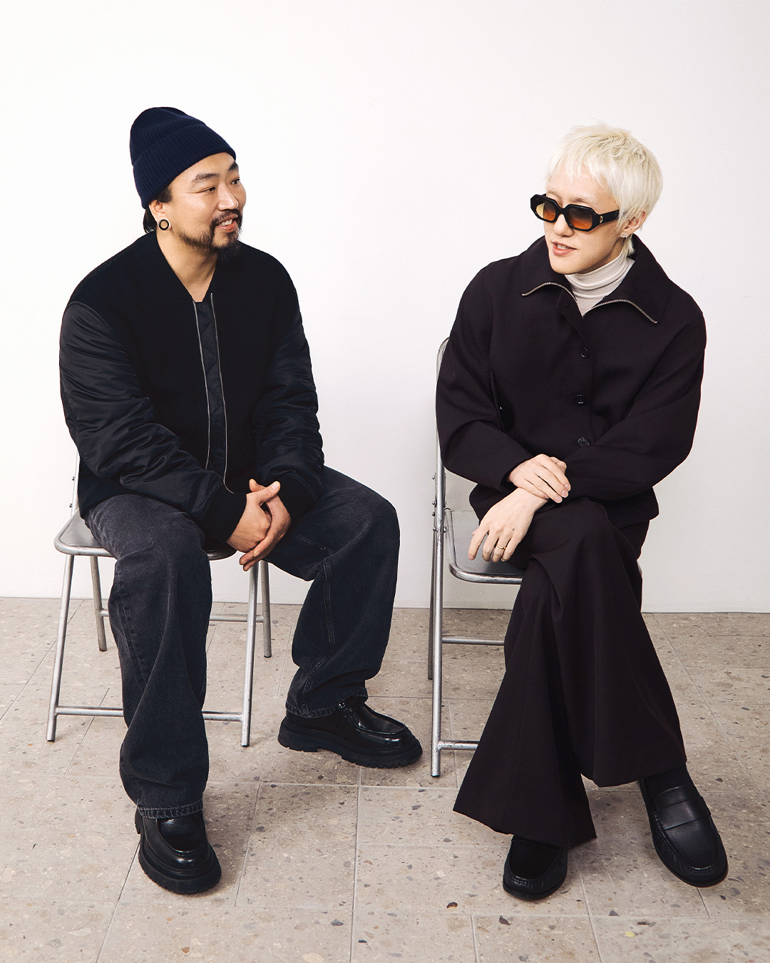 COS가 청담 플래그십 스토어 리오프닝을 기념해 뮤지션 자이언티와 비주얼 아티스트 275C의 협업 전시를 공개한다.