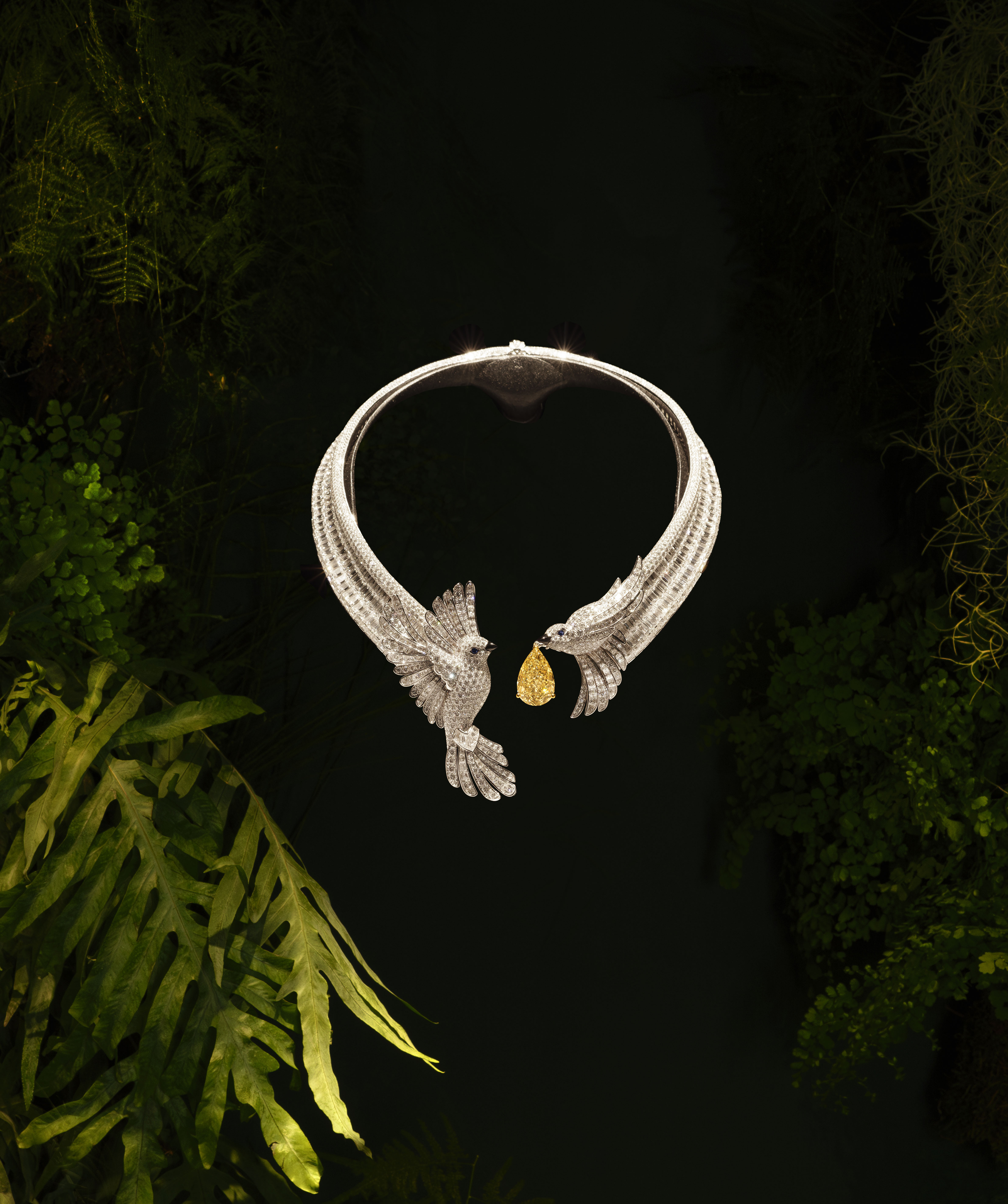 그라프가 파리 오뜨 꾸뛰르 위크에서 화려한 하이 주얼리 마스터피스를 공개했다.