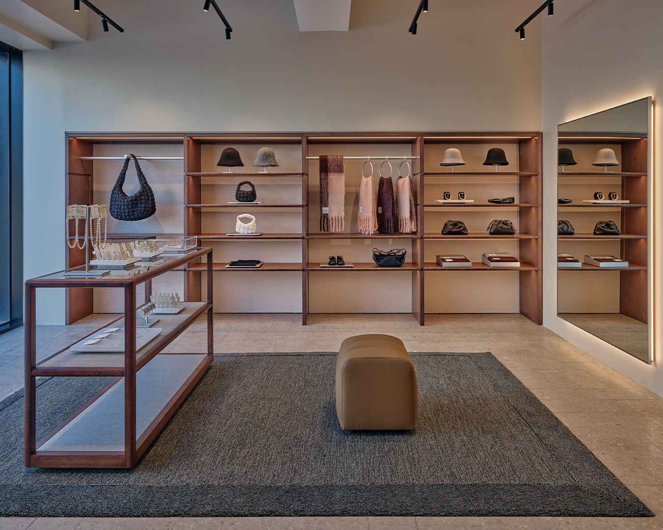 COS가 청담 플래그십 스토어 리오프닝을 기념해 뮤지션 자이언티와 비주얼 아티스트 275C의 협업 전시를 공개한다.