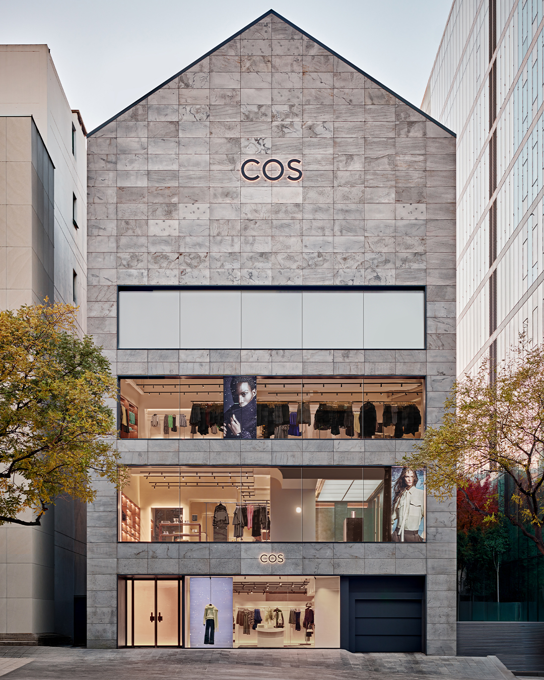 COS가 청담 플래그십 스토어 리오프닝을 기념해 뮤지션 자이언티와 비주얼 아티스트 275C의 협업 전시를 공개한다.