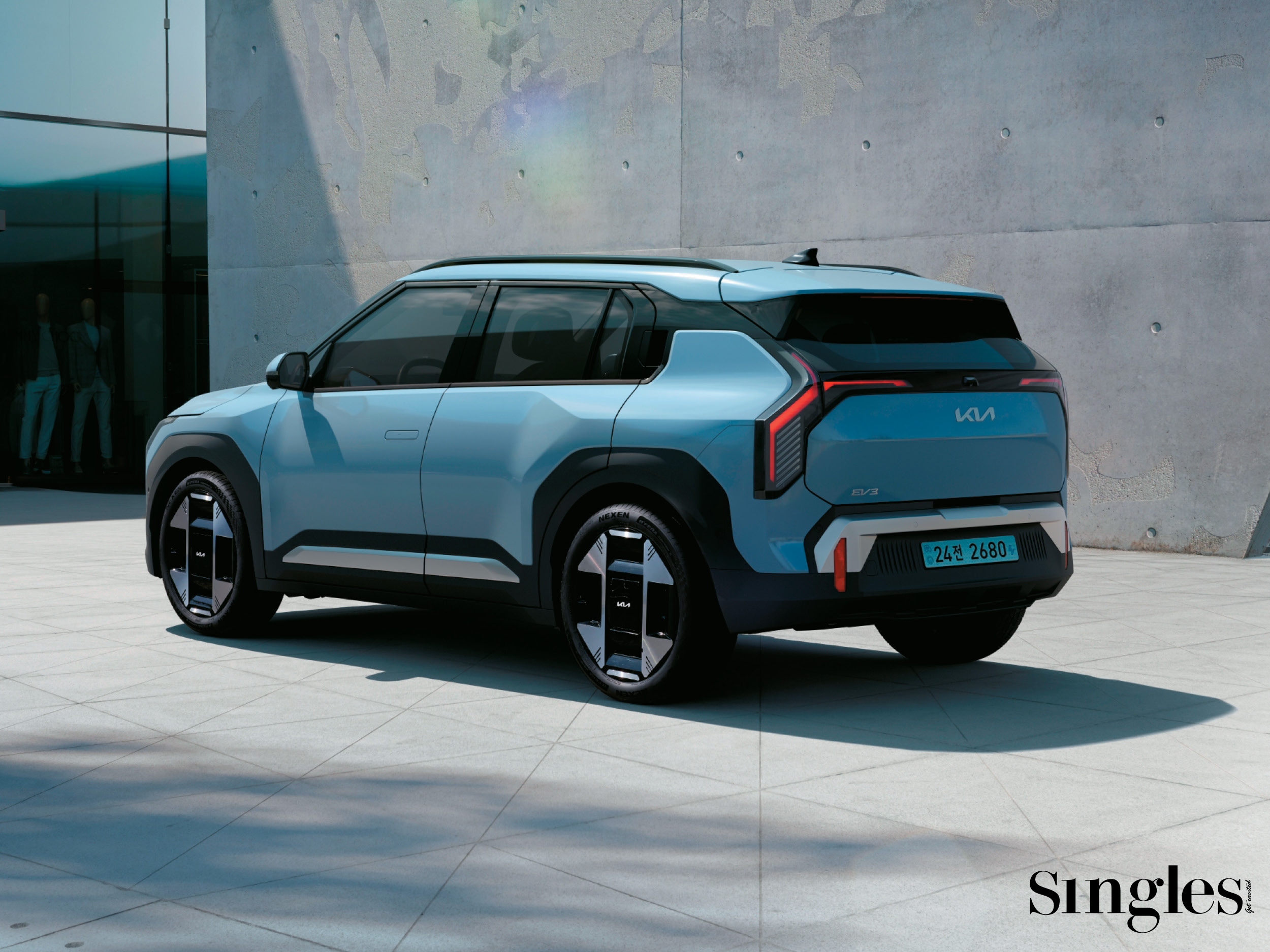 더 기아 EV3를 뒤에서 바라본 모습