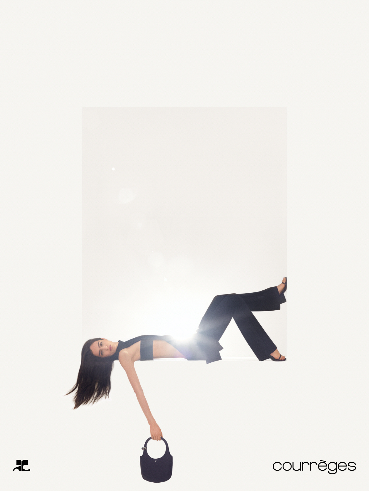 꾸레쥬가 2025 SS 컬렉션 캠페인을 공개했다.