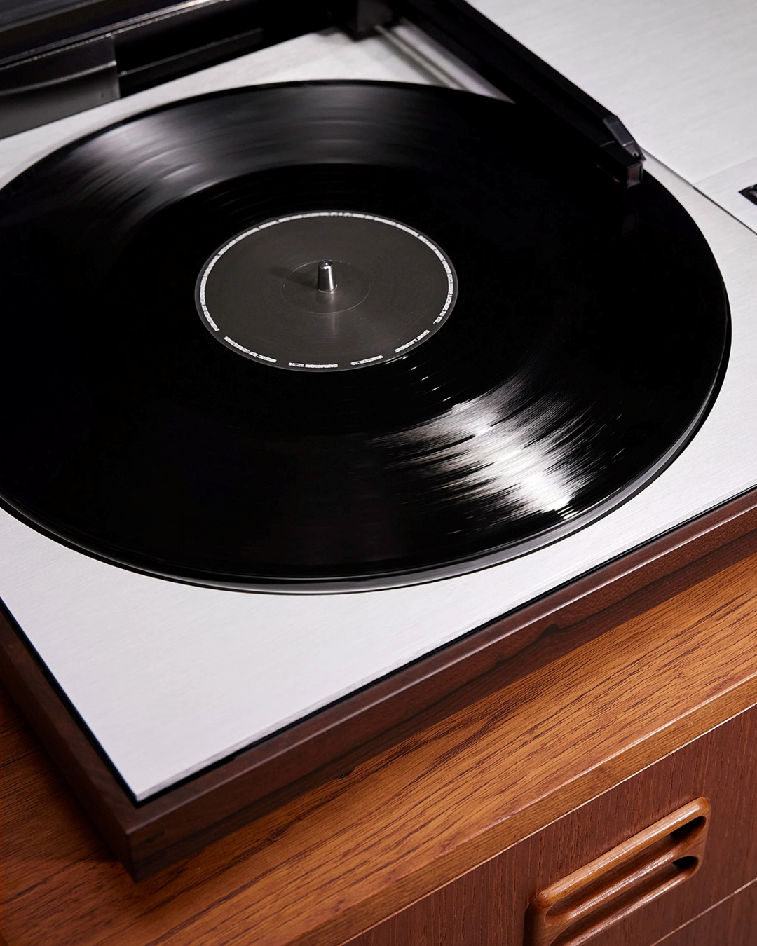 생로랑과 뱅앤올룹슨이 만나 세상에 10대뿐인 빈티지 럭셔리 턴테이블을 판매