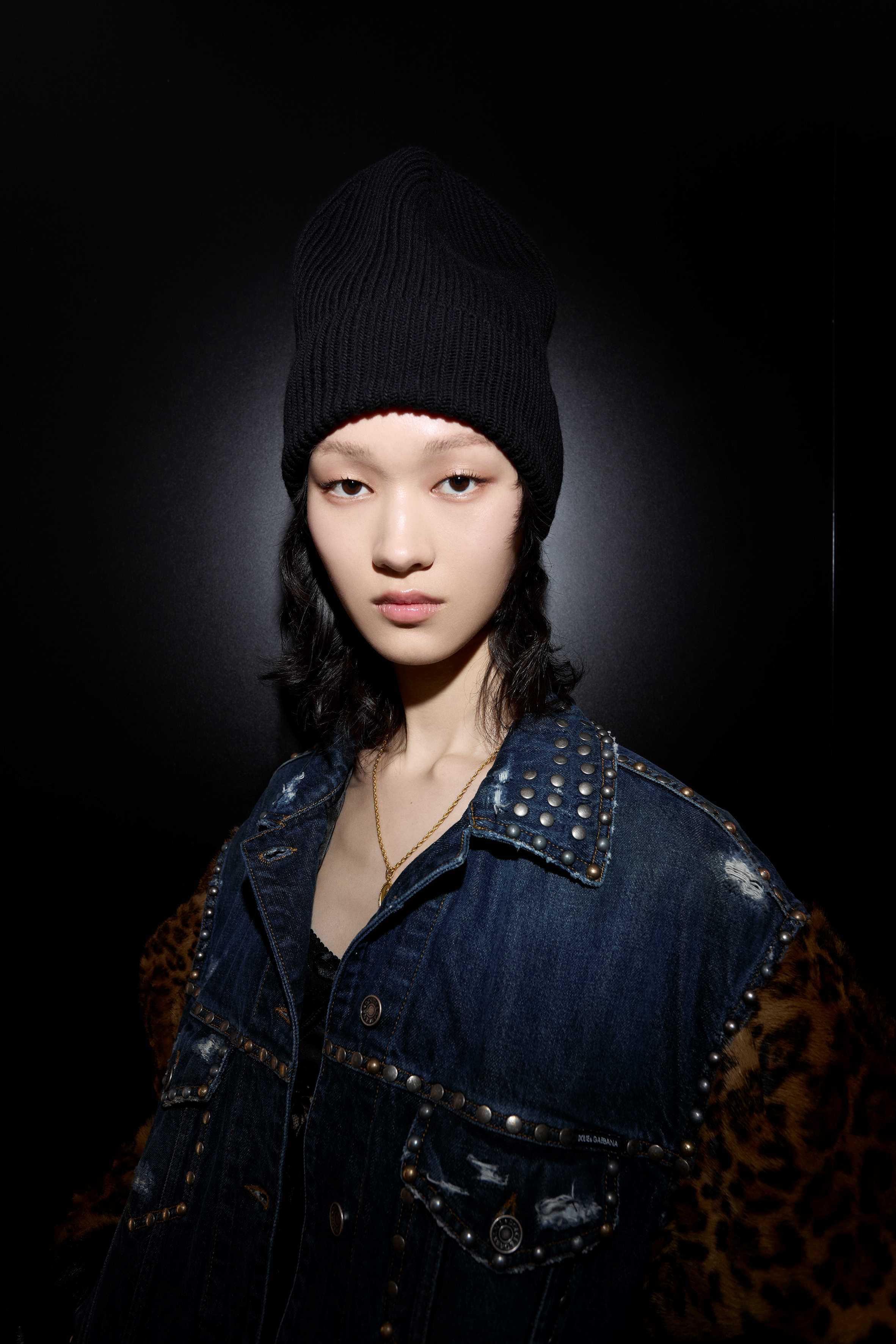 돌체앤가바나의 2025FW 여성 패션쇼의 쿨 걸 메이크업