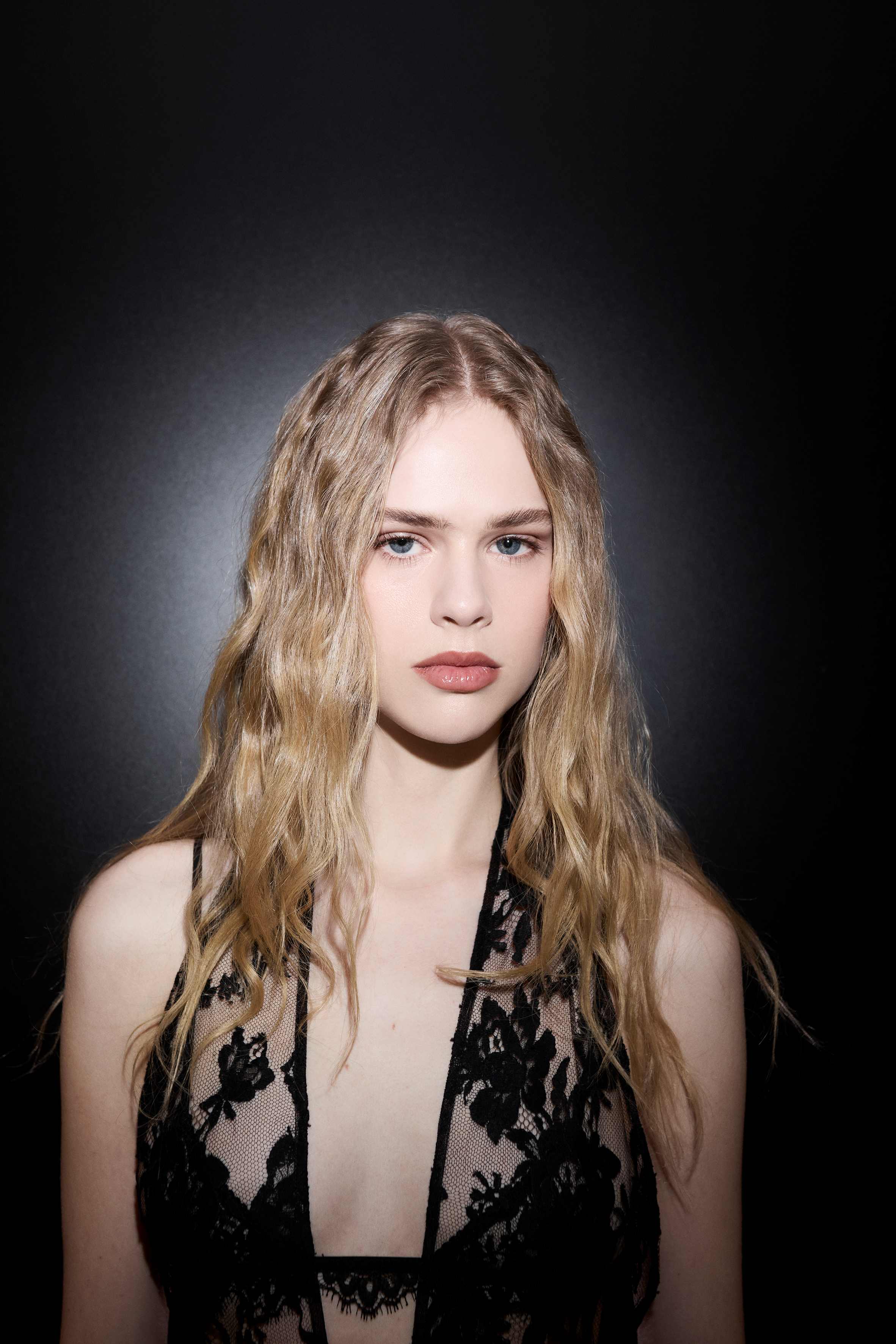 돌체앤가바나의 2025FW 여성 패션쇼의 쿨 걸 메이크업