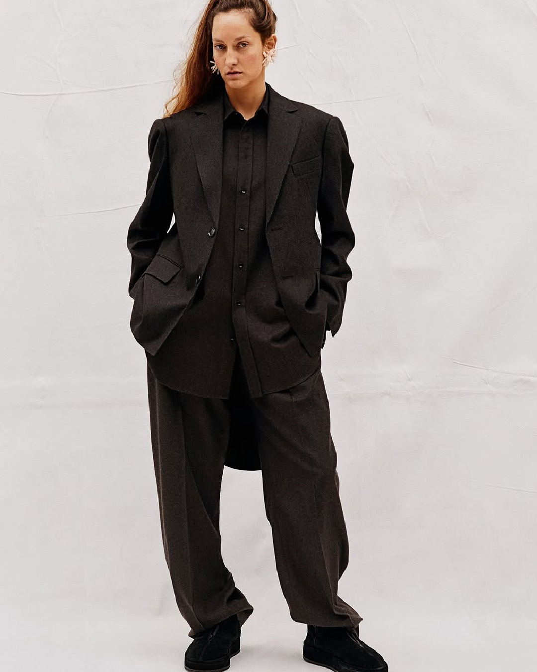 “옷을 입었을 때, 편안함과 좋은 기분이 느껴지는 것. 그게 가장 중요하다.” 조용하지만 더욱 강하게 돌아온 완성형 피비 파일로의 컬렉션 C.