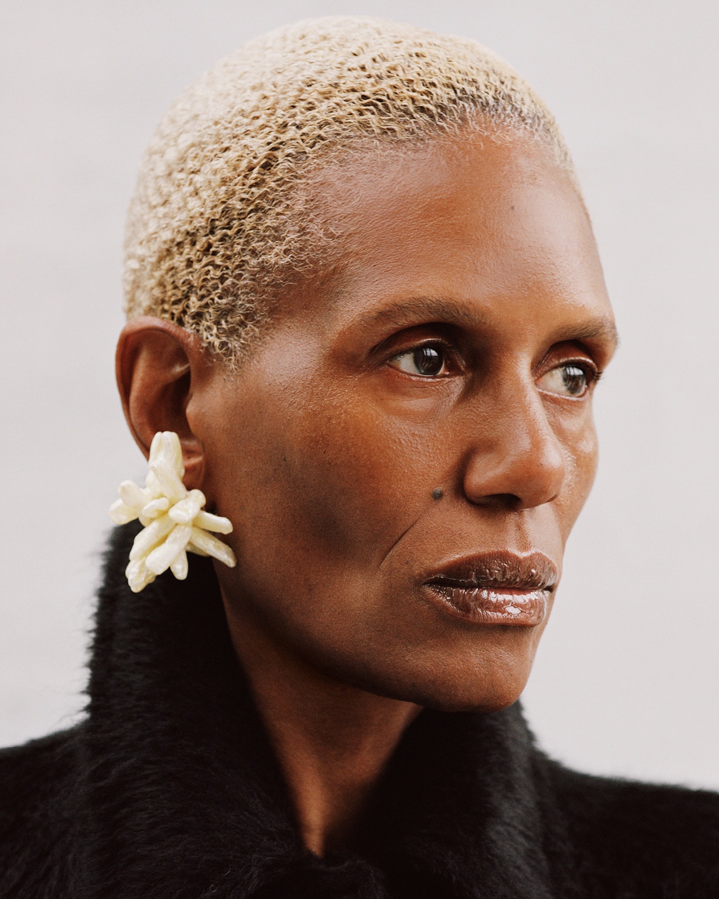 “옷을 입었을 때, 편안함과 좋은 기분이 느껴지는 것. 그게 가장 중요하다.” 조용하지만 더욱 강하게 돌아온 완성형 피비 파일로의 컬렉션 C.