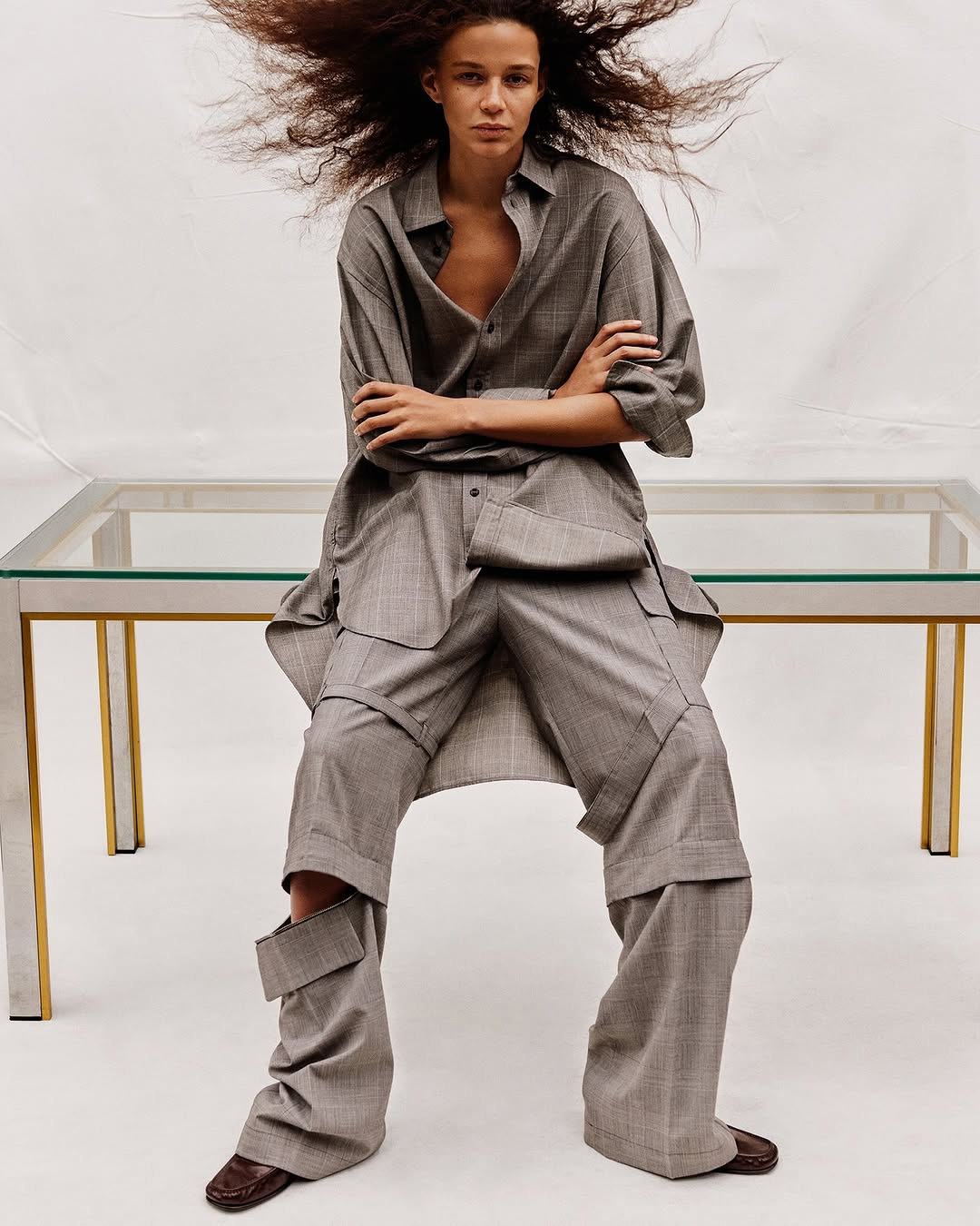 “옷을 입었을 때, 편안함과 좋은 기분이 느껴지는 것. 그게 가장 중요하다.” 조용하지만 더욱 강하게 돌아온 완성형 피비 파일로의 컬렉션 C.