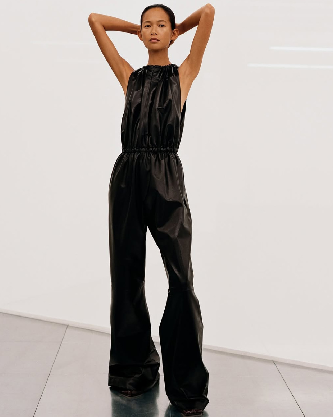 “옷을 입었을 때, 편안함과 좋은 기분이 느껴지는 것. 그게 가장 중요하다.” 조용하지만 더욱 강하게 돌아온 완성형 피비 파일로의 컬렉션 C.