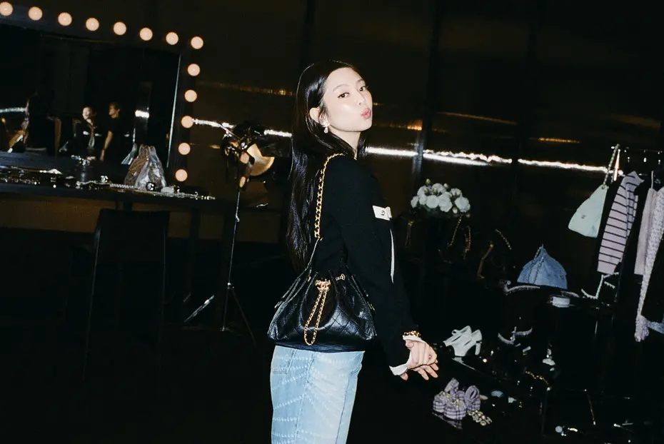 샤넬의 신작, 25 핸드백의 얼굴로 제니가 발탁됐다.